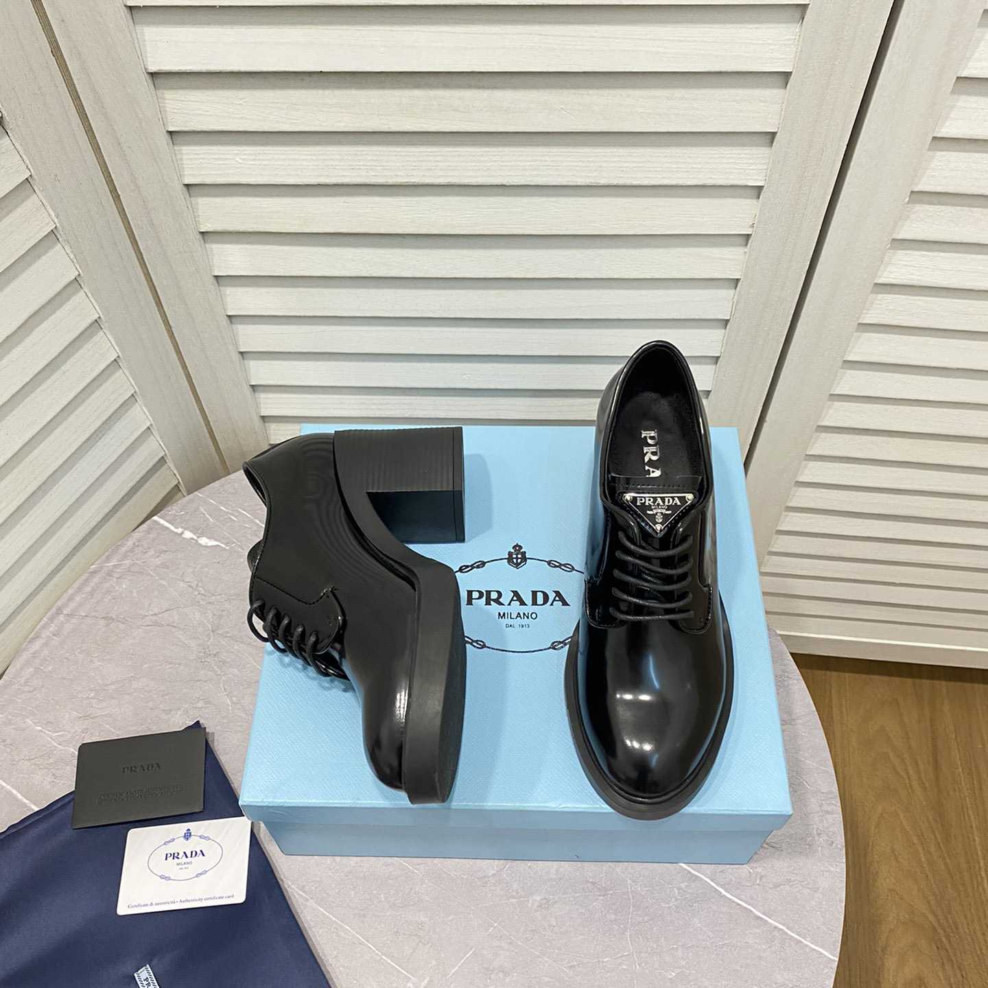 Prada-Schnürschuhe aus gebürstetem Leder mit Absatz - EUR FASHION