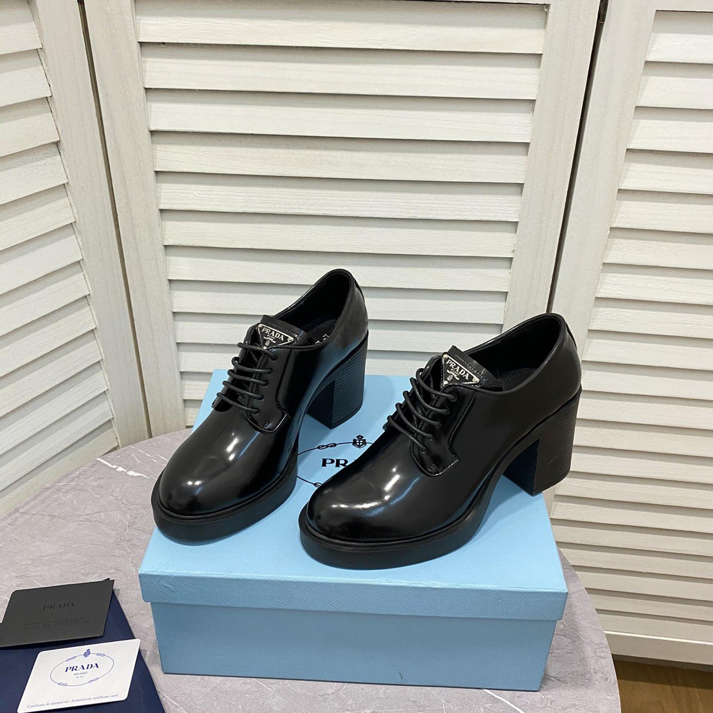 Prada-Schnürschuhe aus gebürstetem Leder mit Absatz - EUR FASHION