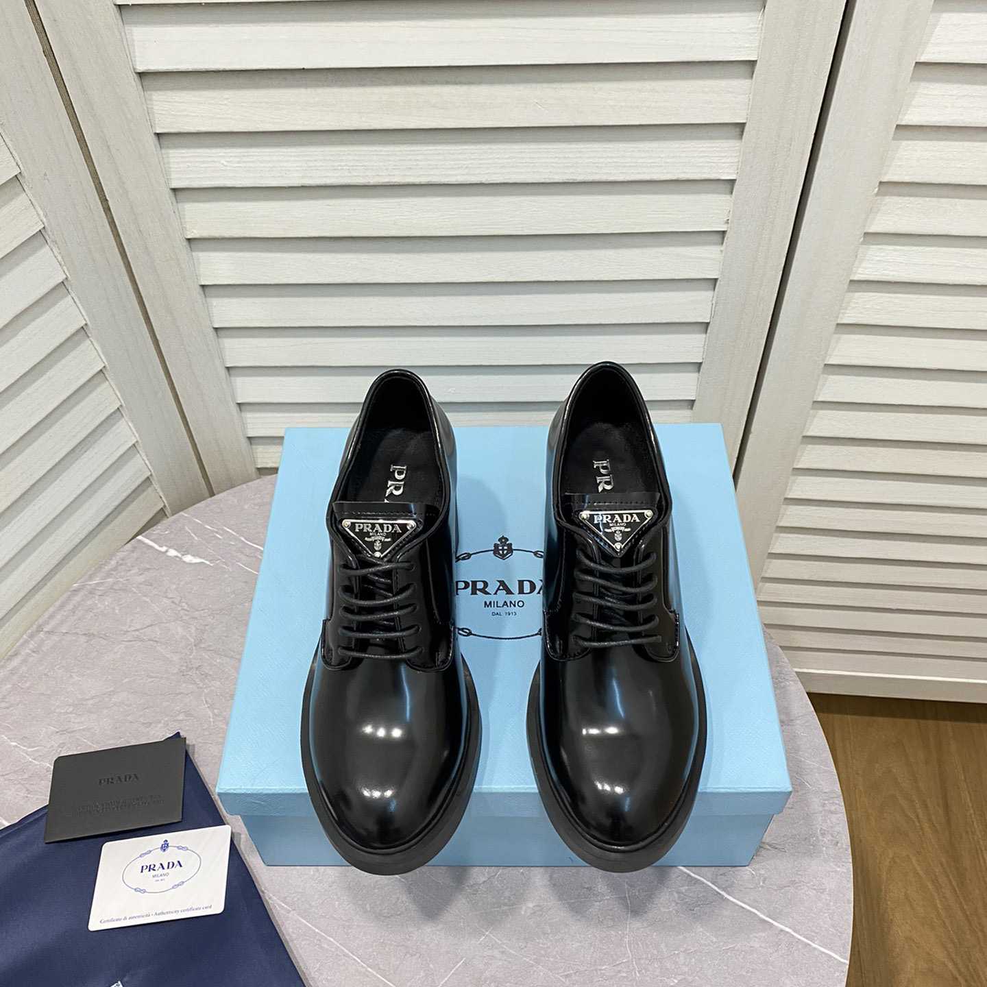 Prada-Schnürschuhe aus gebürstetem Leder mit Absatz - EUR FASHION