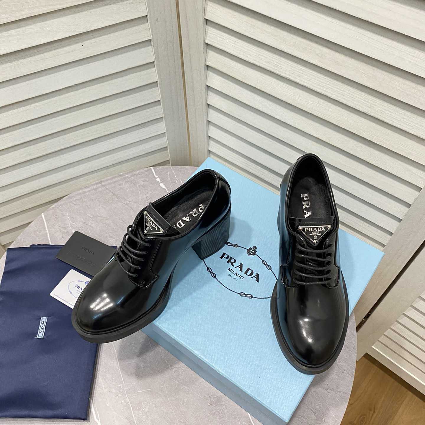 Prada-Schnürschuhe aus gebürstetem Leder mit Absatz - EUR FASHION