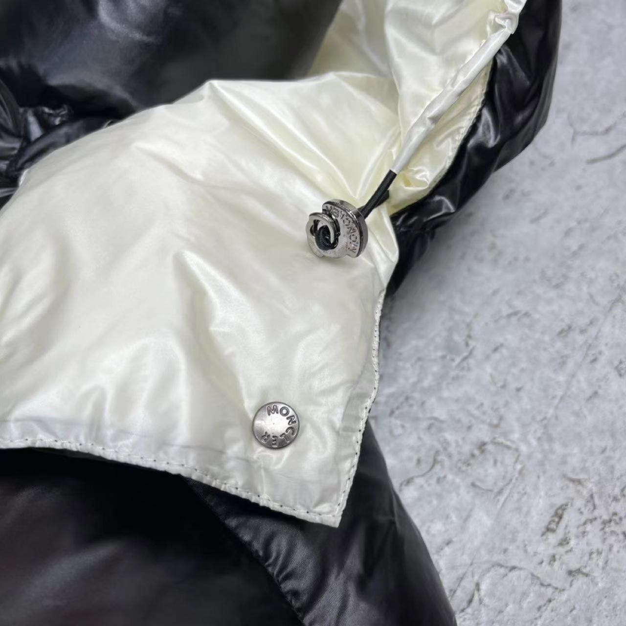 Moncler Abbaye kurze Daunenjacke für Damen - EUR FASHION