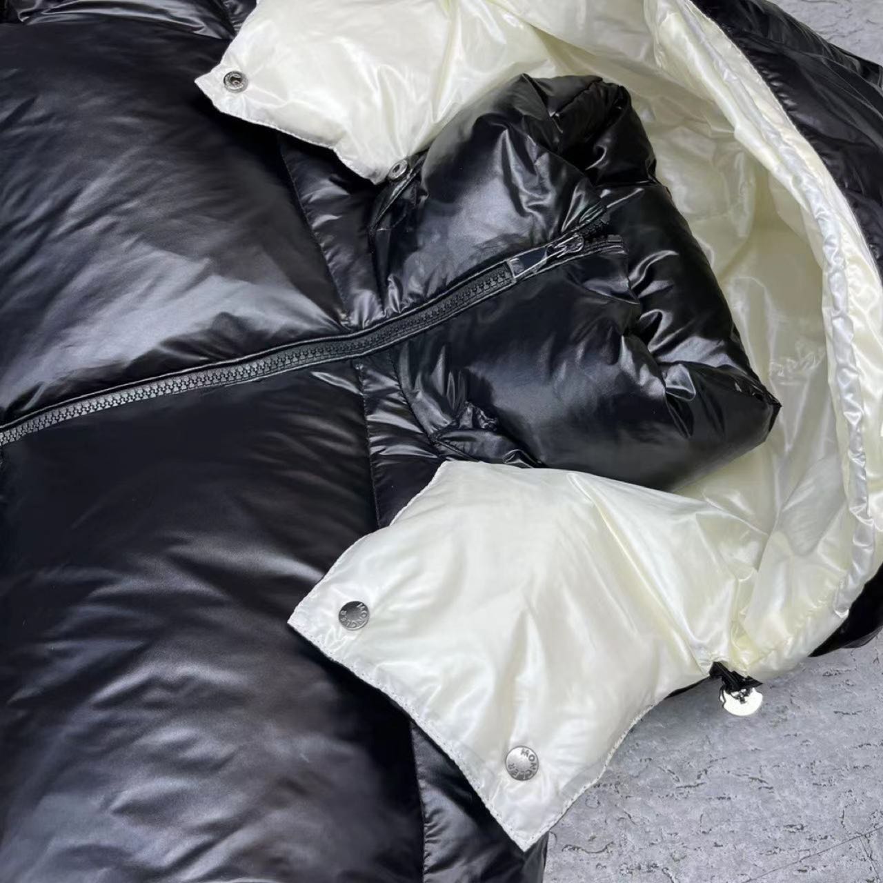 Moncler Abbaye kurze Daunenjacke für Damen - EUR FASHION