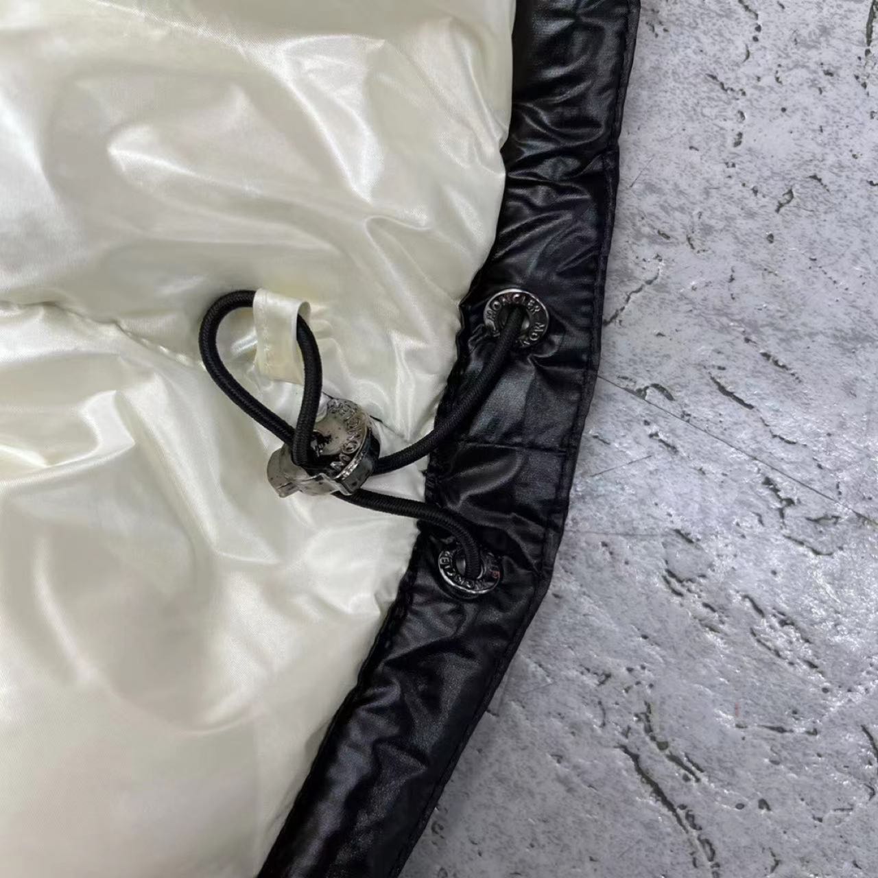 Moncler Abbaye kurze Daunenjacke für Damen - EUR FASHION