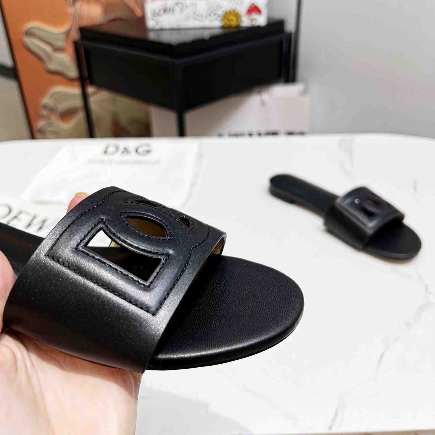 Dolce & Gabbana Ledersandale mit DG-Logo - EUR FASHION