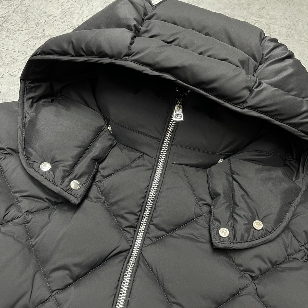 Moncler Wattierte Jacke mit Kapuze - EUR FASHION