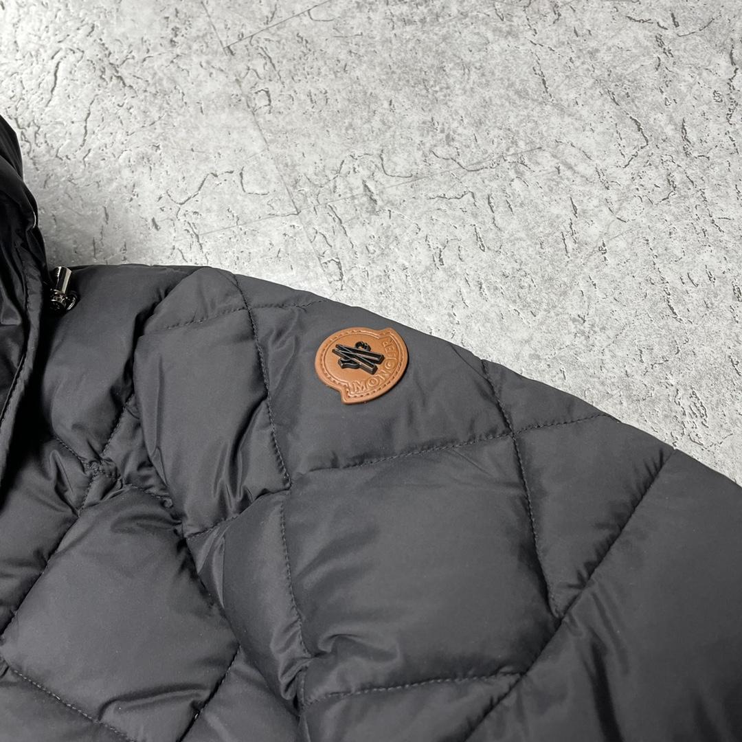 Moncler Wattierte Jacke mit Kapuze - EUR FASHION