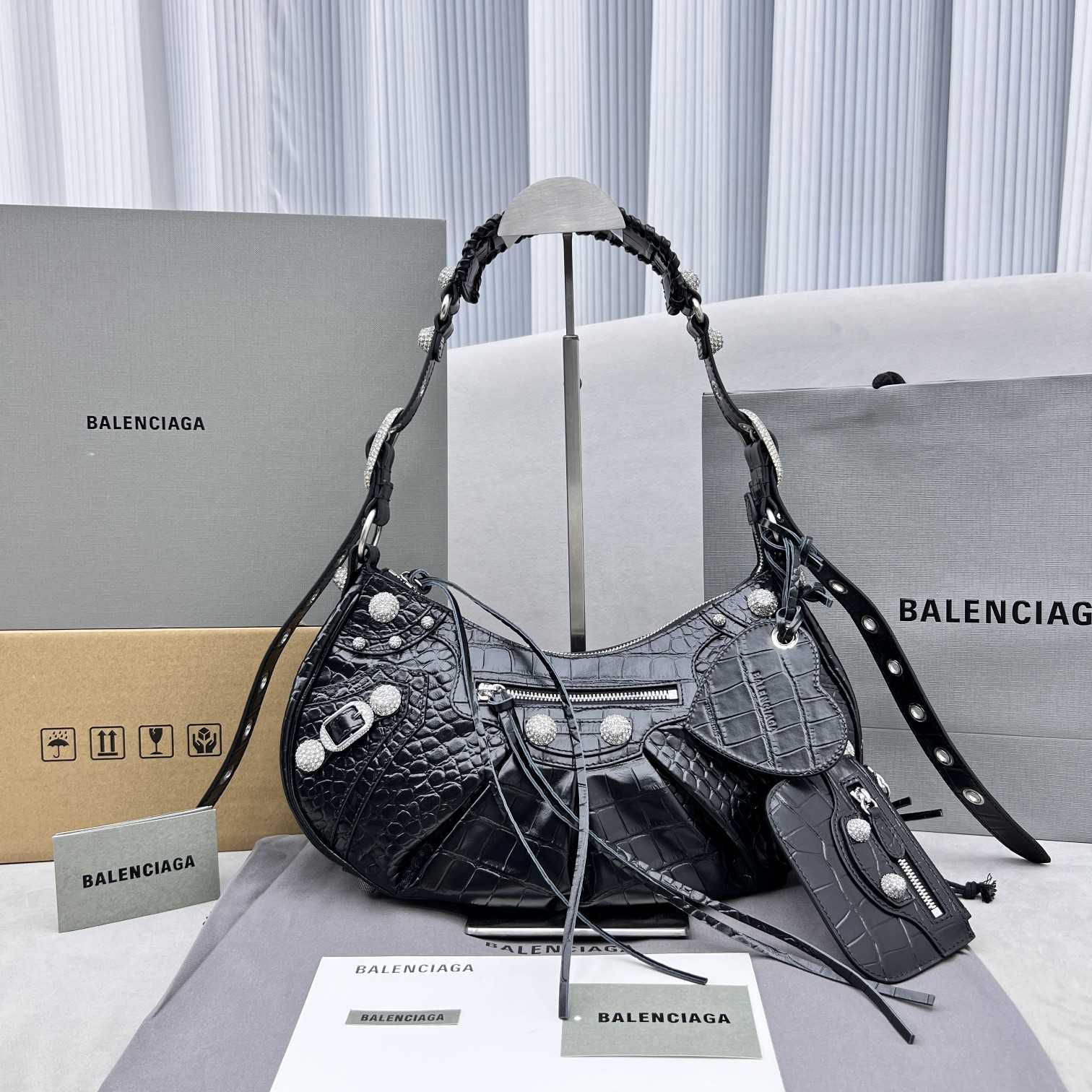 Balenciaga Damen Le Cagole Kleine Umhängetasche mit metallisiertem Krokodilprägung und Strasssteinen in Schwarz - EUR FASHION