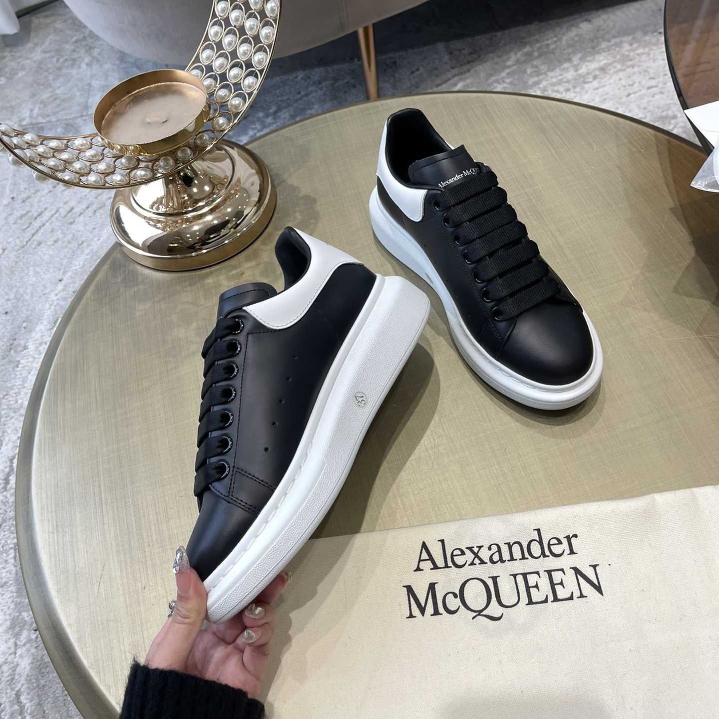 Alexander Mqueen – Übergroßer Sneaker in Schwarz/Weiß - EUR FASHION