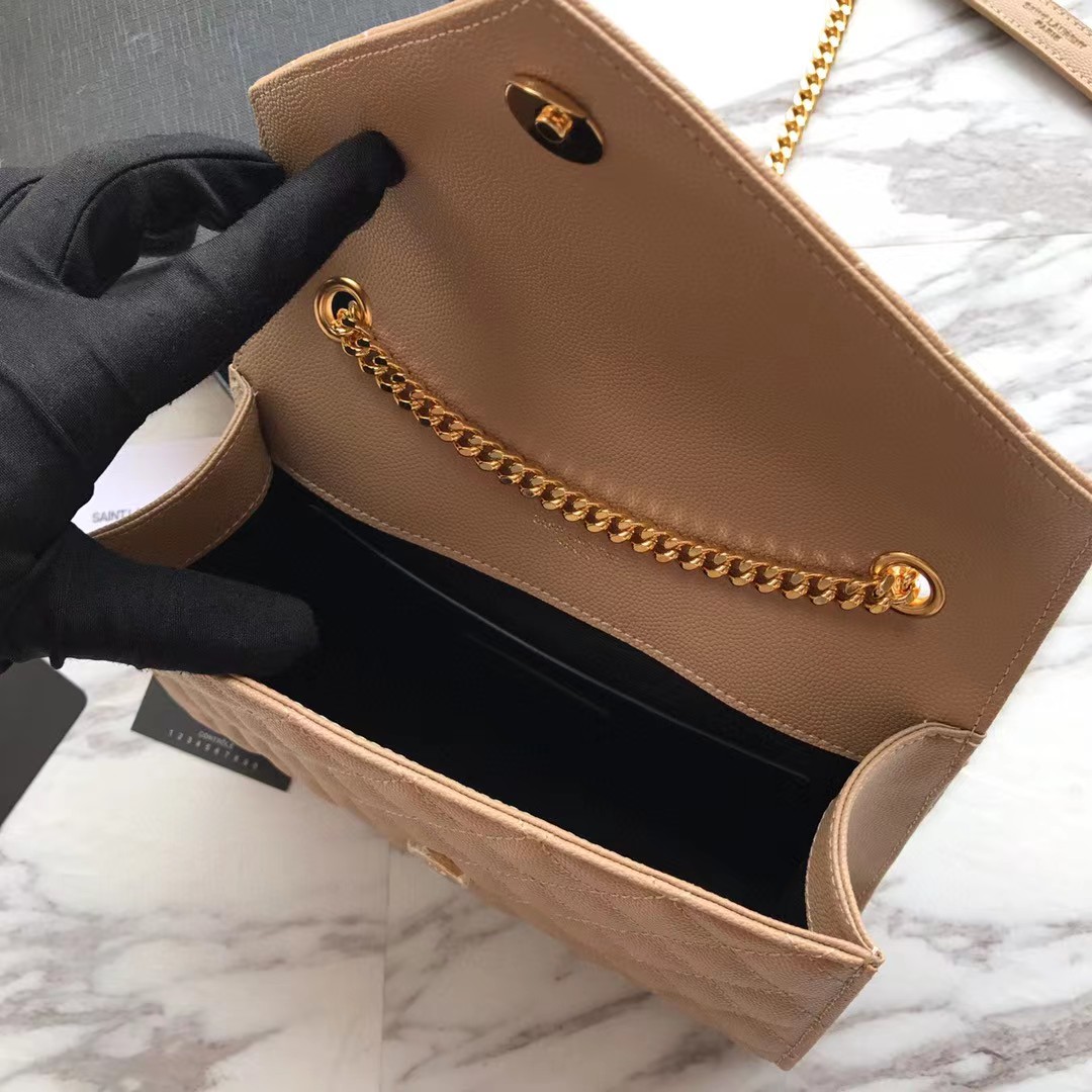 Saint Laurent Envelope Kleine Tasche aus geprägtem Matelasse-Leder mit Grain-de-Poudre-Mix (21-13-6 cm) - EUR FASHION