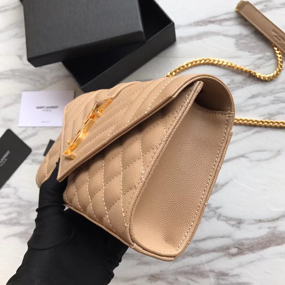 Saint Laurent Envelope Kleine Tasche aus geprägtem Matelasse-Leder mit Grain-de-Poudre-Mix (21-13-6 cm) - EUR FASHION