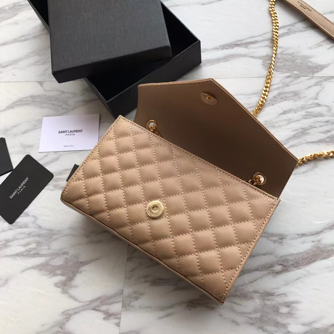 Saint Laurent Envelope Kleine Tasche aus geprägtem Matelasse-Leder mit Grain-de-Poudre-Mix (21-13-6 cm) - EUR FASHION