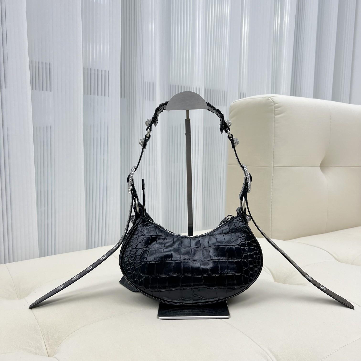 Balenciaga Damen Le Cagole XS Umhängetasche mit Krokodilprägung und Strasssteinen in Schwarz - EUR FASHION
