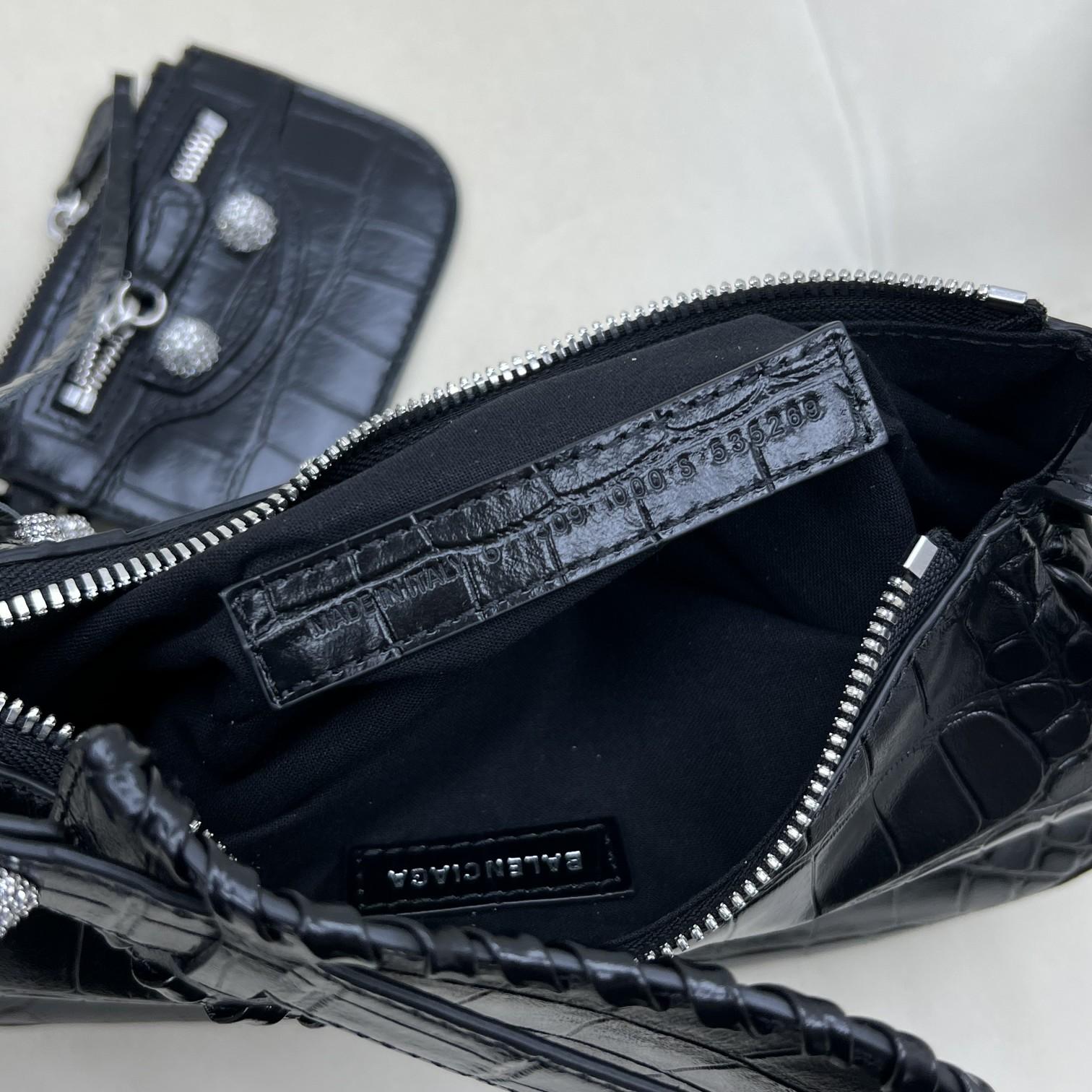 Balenciaga Damen Le Cagole XS Umhängetasche mit Krokodilprägung und Strasssteinen in Schwarz - EUR FASHION