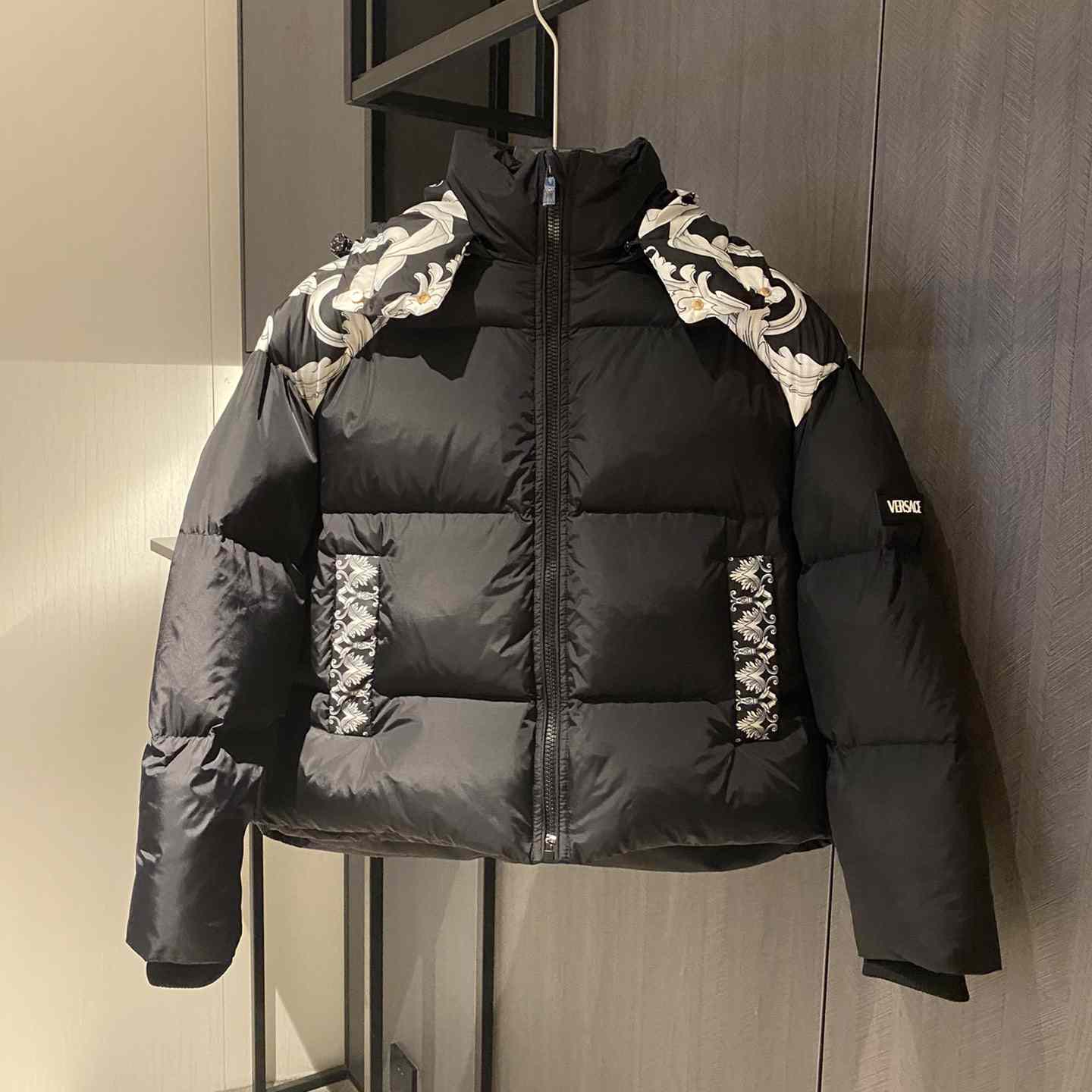 Silberne Barock-Pufferjacke von Versace für Damen - EUR FASHION