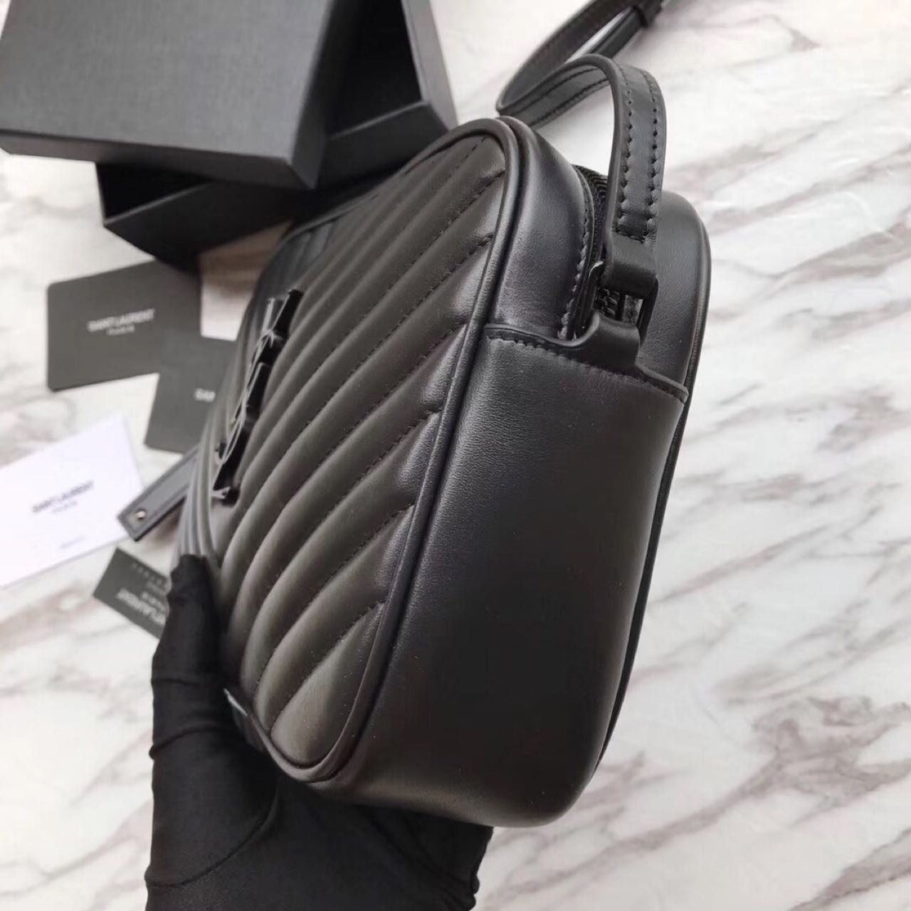 Saint Laurent Umhängetasche aus schwarzem Leder (23-16-6 cm) - EUR FASHION