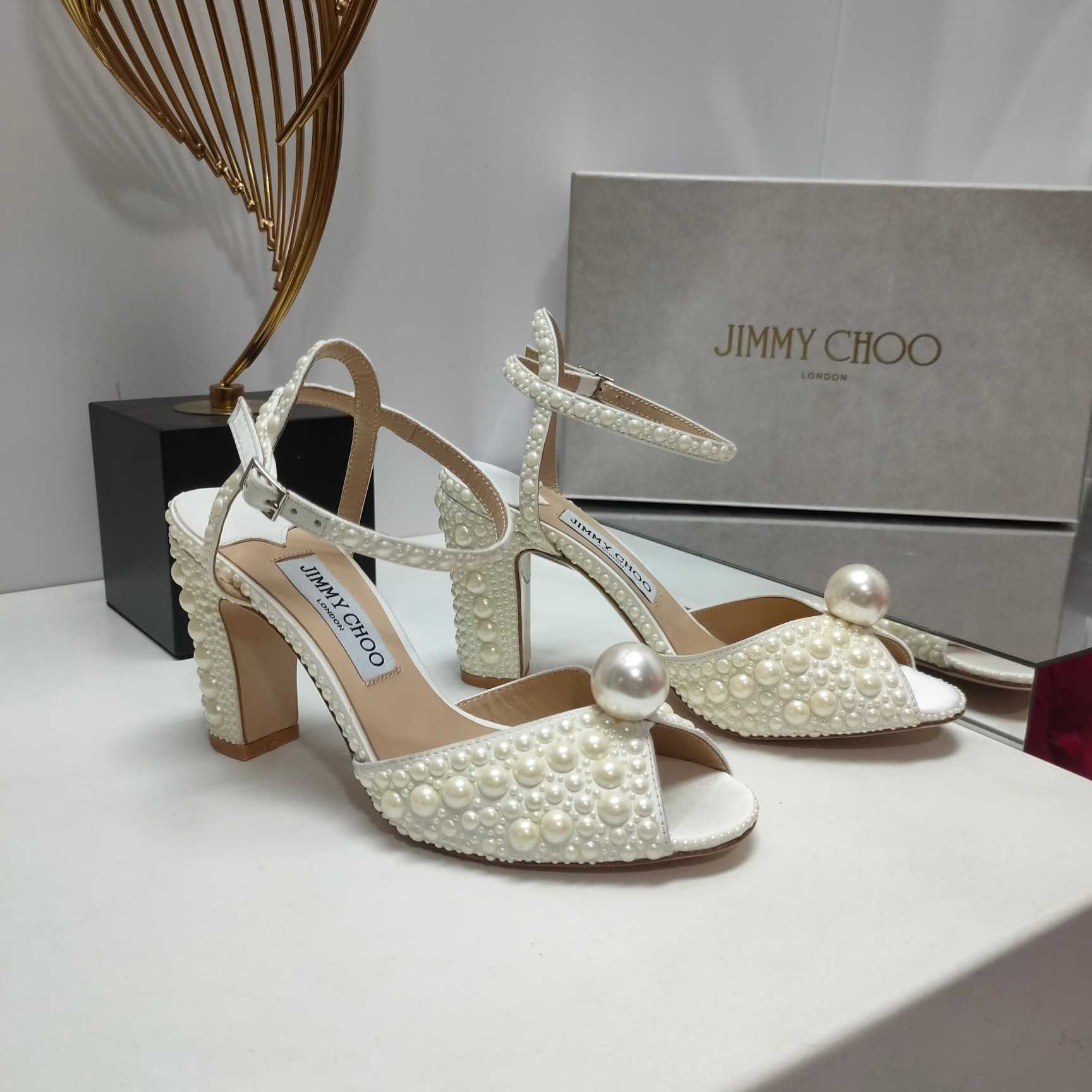 Weiße Satinsandalen „Sacaria“ von Jimmy Choo mit durchgehender Perlenverzierung - EUR FASHION