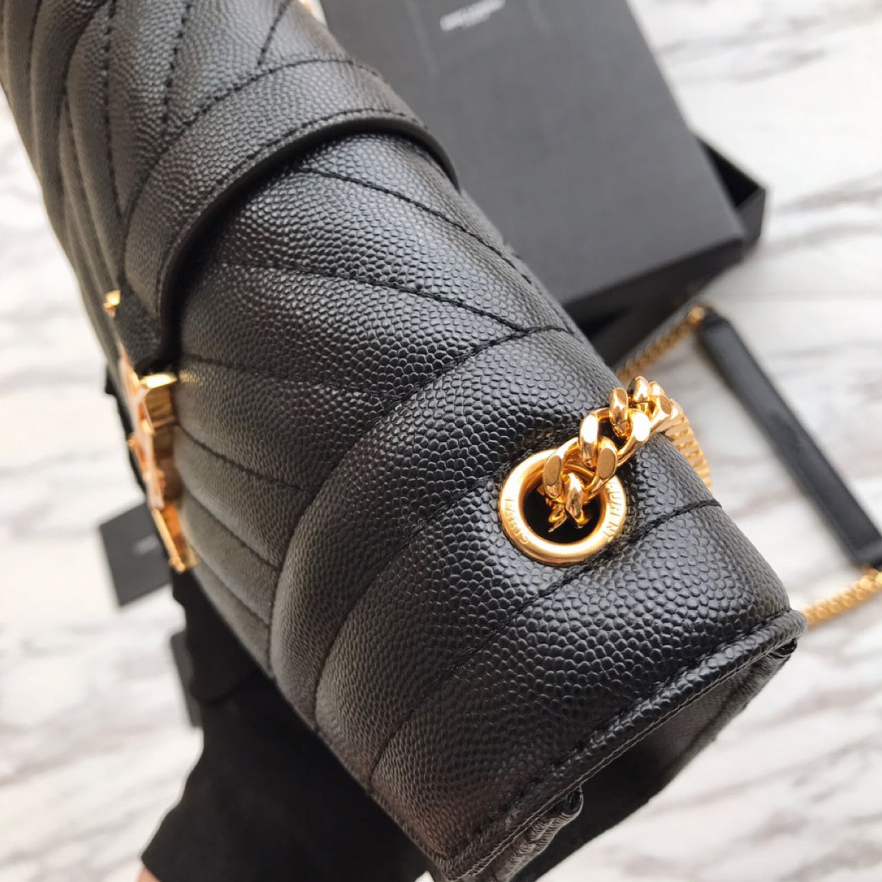 Saint Laurent Umschlagketten-Geldbörse aus geprägtem Matelasse-Leder mit Grain-de-Poudre-Mix (21-13-6CM) - EUR FASHION