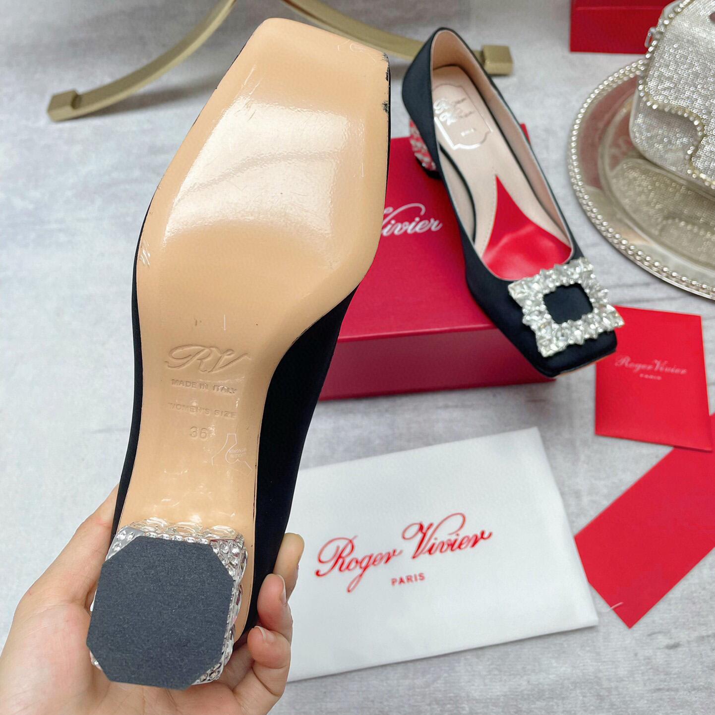 Roger Vivier Pumps mit Strassschnalle und Juwelenabsatz aus Satin - EUR FASHION