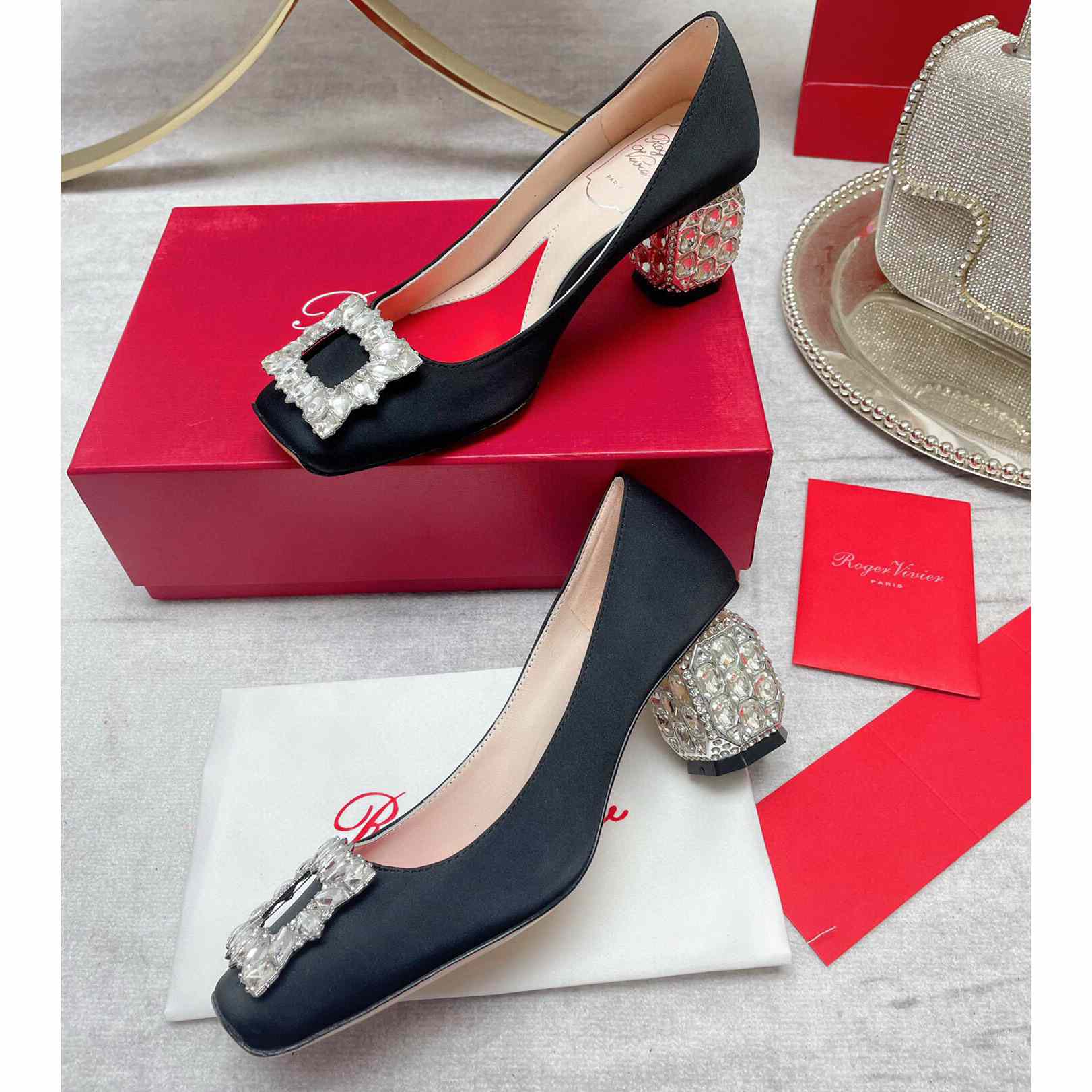 Roger Vivier Pumps mit Strassschnalle und Juwelenabsatz aus Satin - EUR FASHION