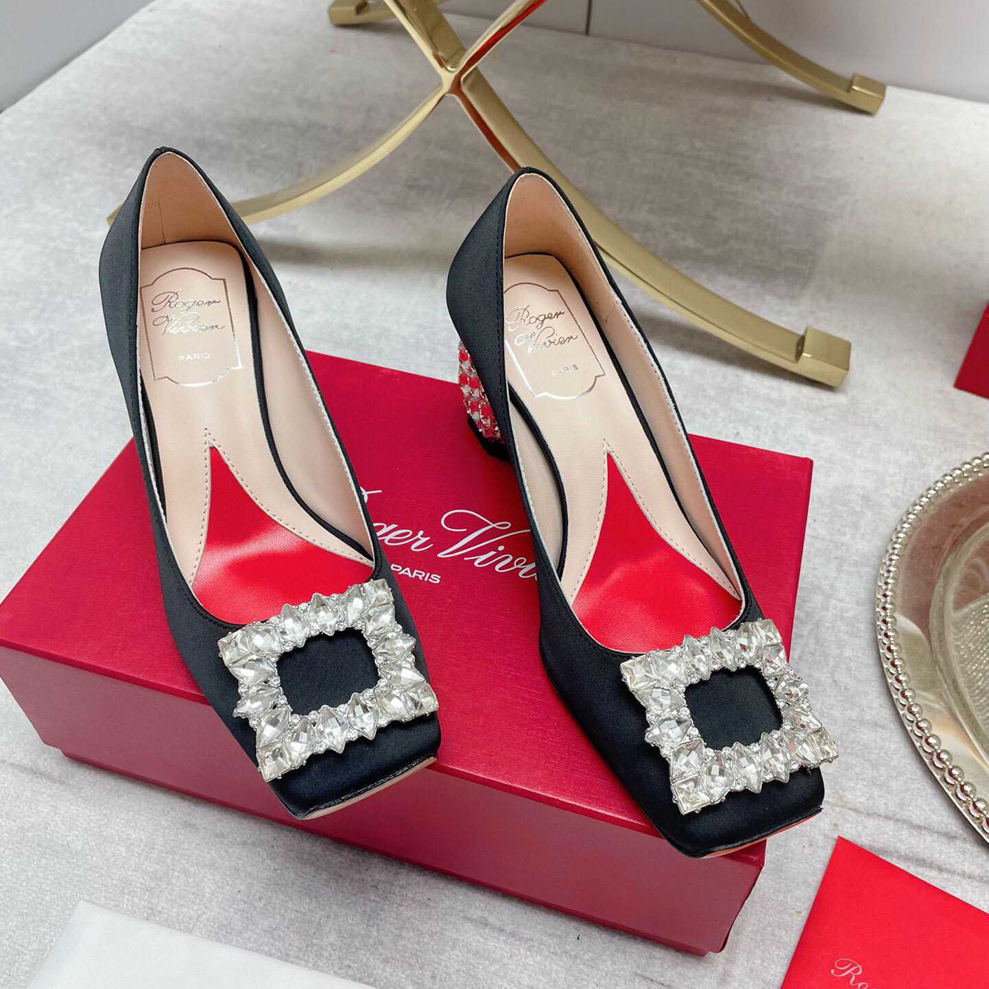 Roger Vivier Pumps mit Strassschnalle und Juwelenabsatz aus Satin - EUR FASHION