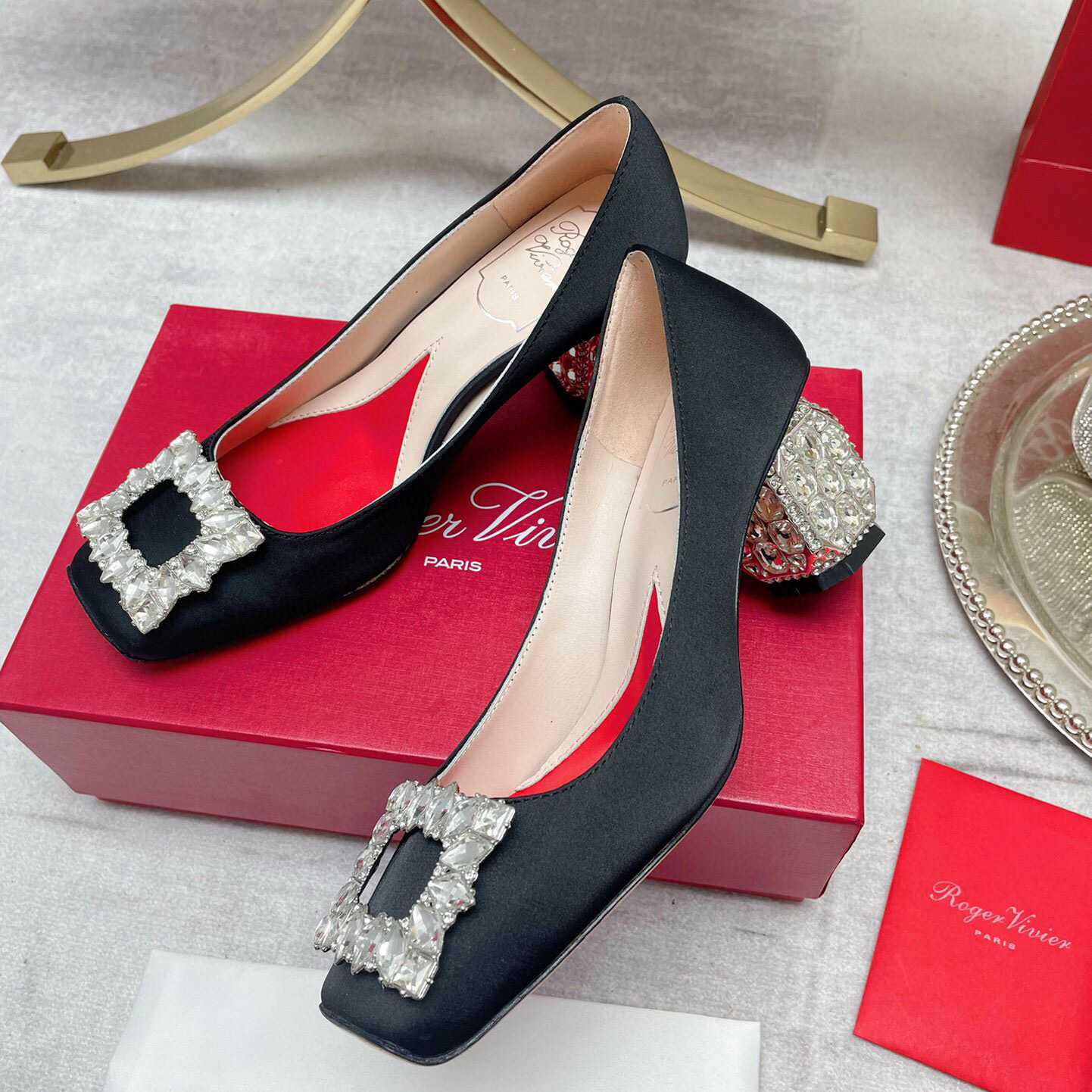 Roger Vivier Pumps mit Strassschnalle und Juwelenabsatz aus Satin - EUR FASHION