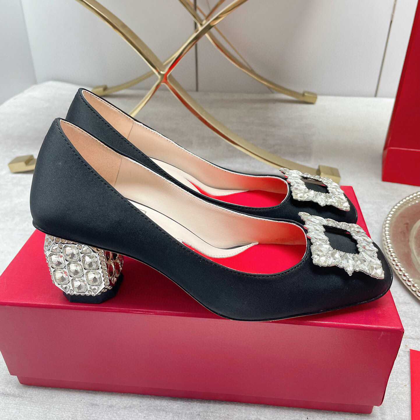 Roger Vivier Pumps mit Strassschnalle und Juwelenabsatz aus Satin - EUR FASHION