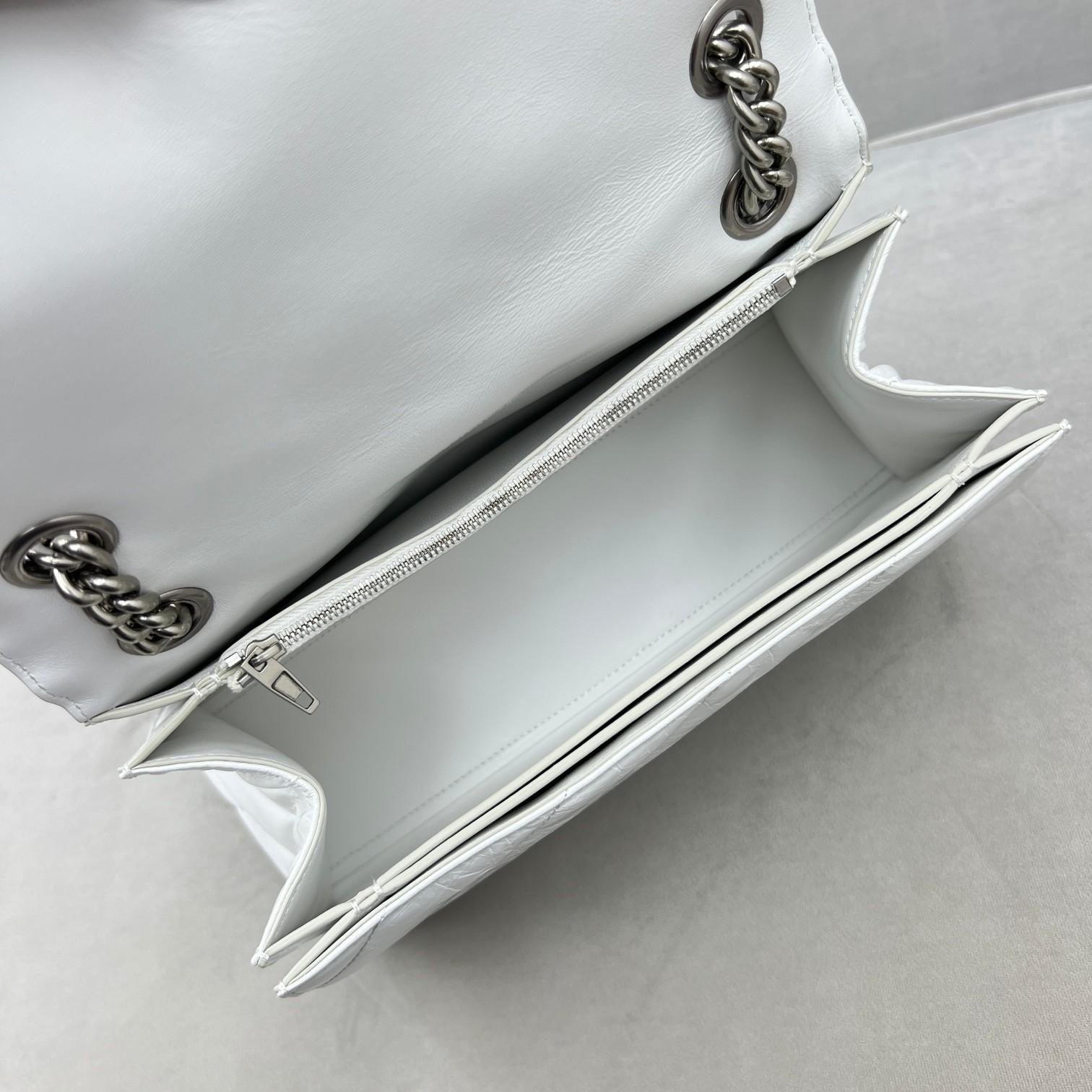 Balenciaga Damen Crush Medium Chain Bag gesteppt in Optikweiß (31-20-12 cm) - EUR FASHION