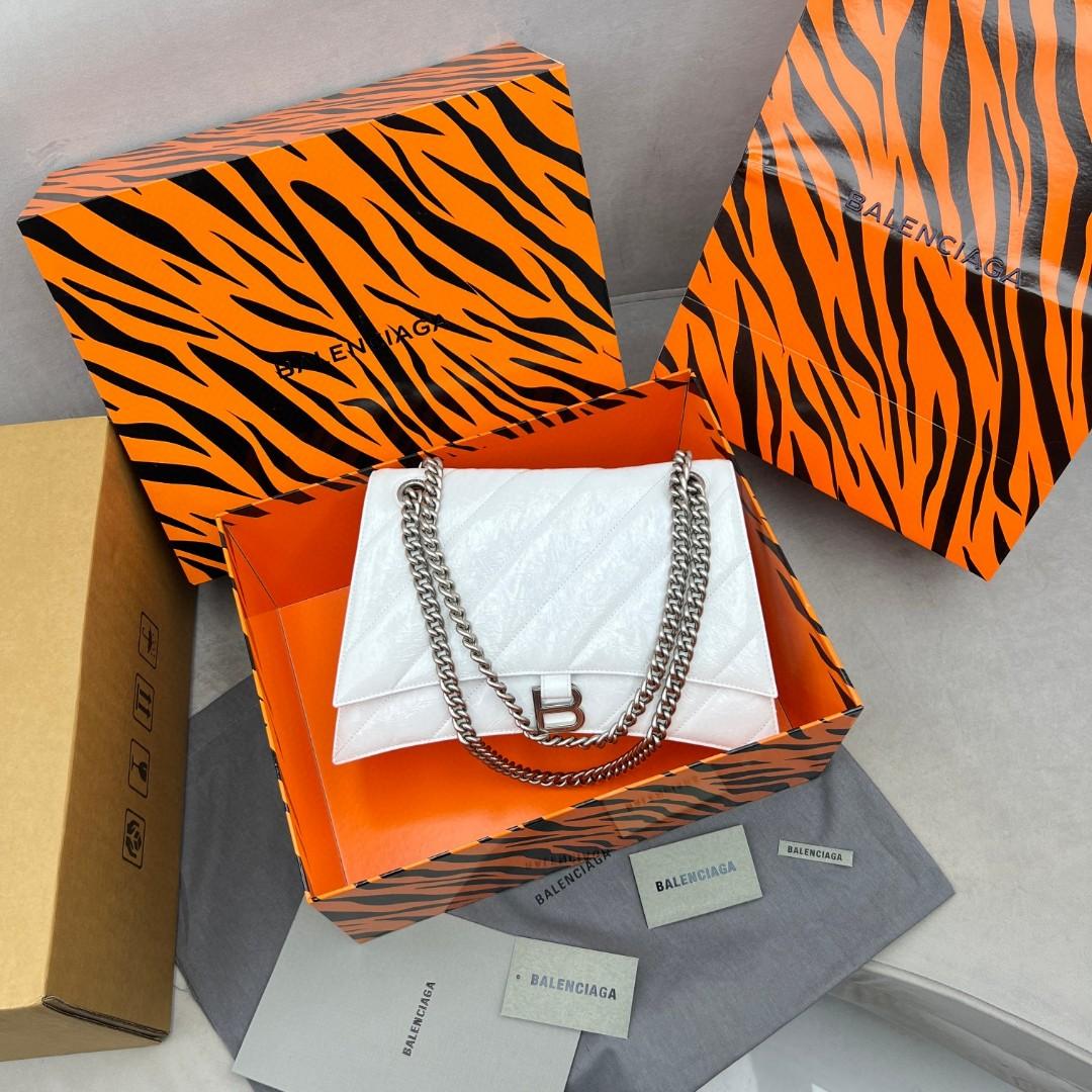 Balenciaga Damen Crush Medium Chain Bag gesteppt in Optikweiß (31-20-12 cm) - EUR FASHION