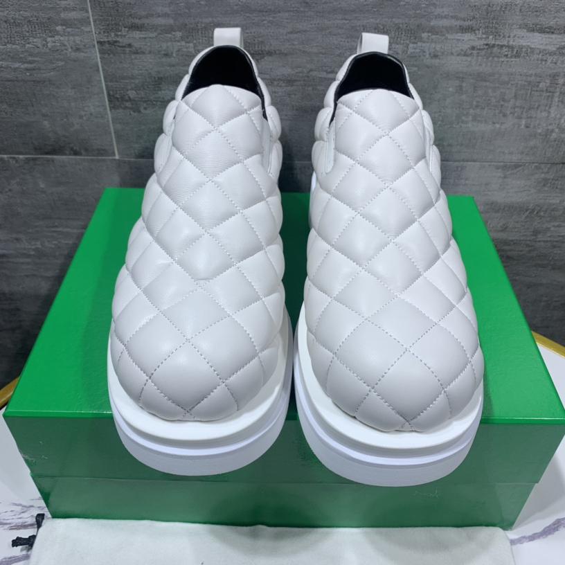 Weiße gesteppte Slip-On-Schuhe für Herren von Bottega Veneta - EUR FASHION