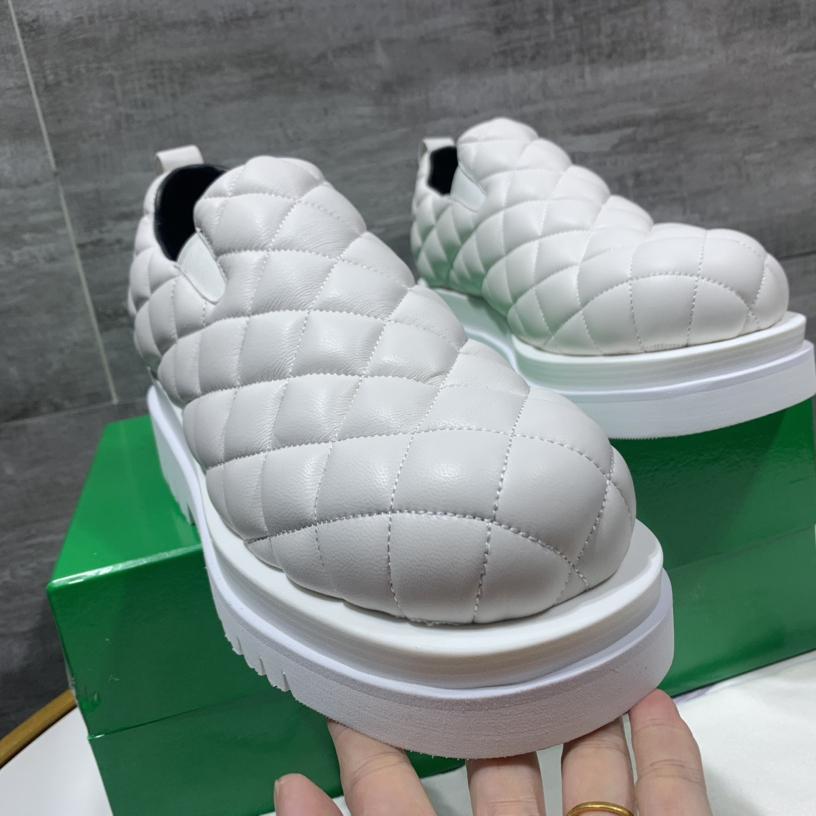 Weiße gesteppte Slip-On-Schuhe für Herren von Bottega Veneta - EUR FASHION