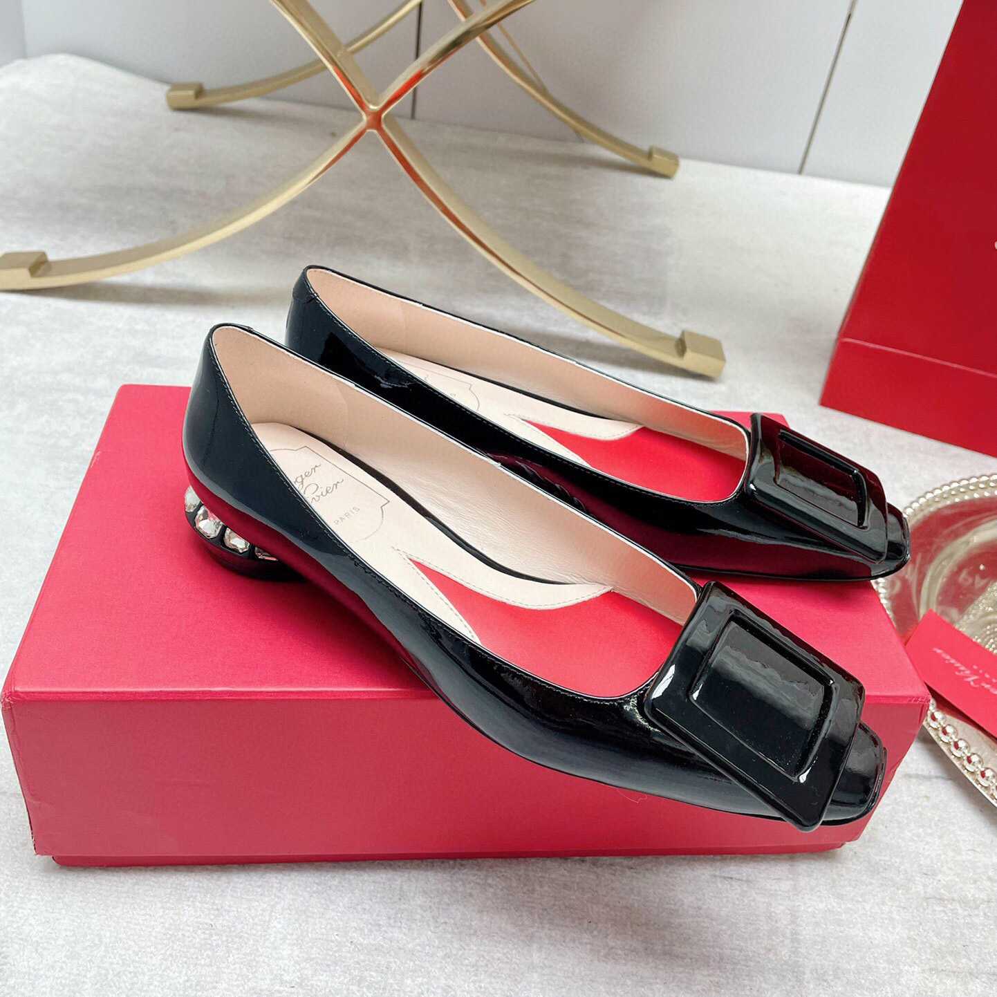 Roger Vivier Ballerinas mit Strass-Absatz und Schnalle aus Lackleder - EUR FASHION