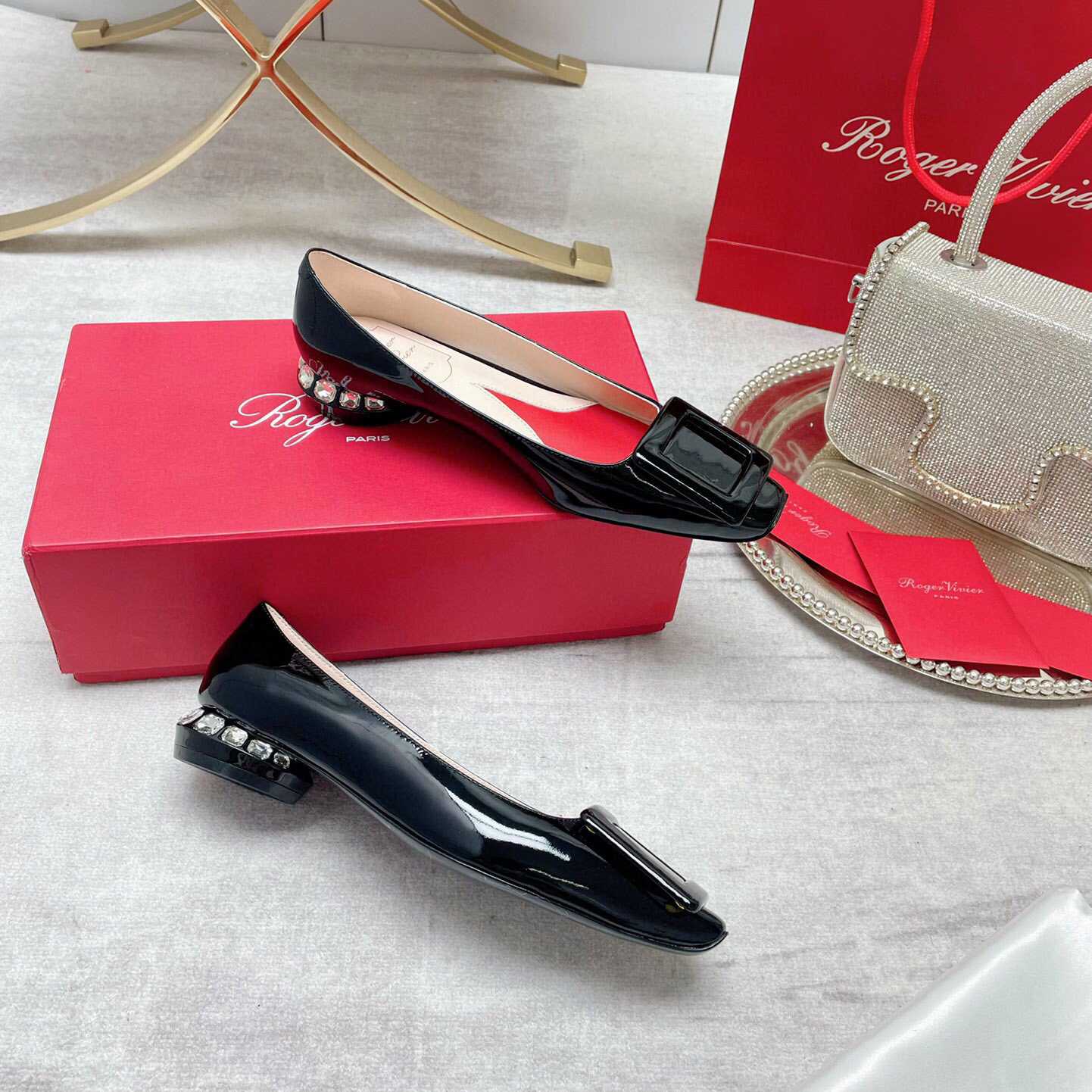 Roger Vivier Ballerinas mit Strass-Absatz und Schnalle aus Lackleder - EUR FASHION