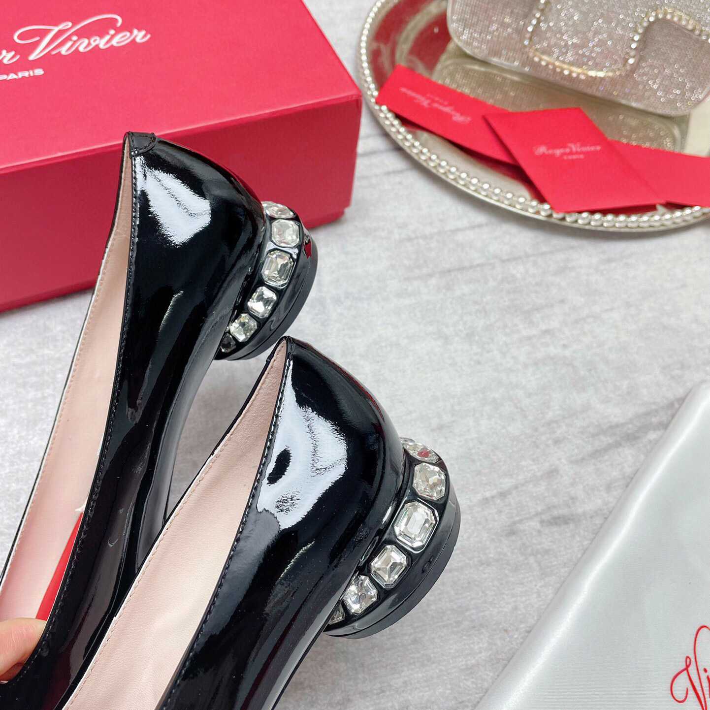 Roger Vivier Ballerinas mit Strass-Absatz und Schnalle aus Lackleder - EUR FASHION