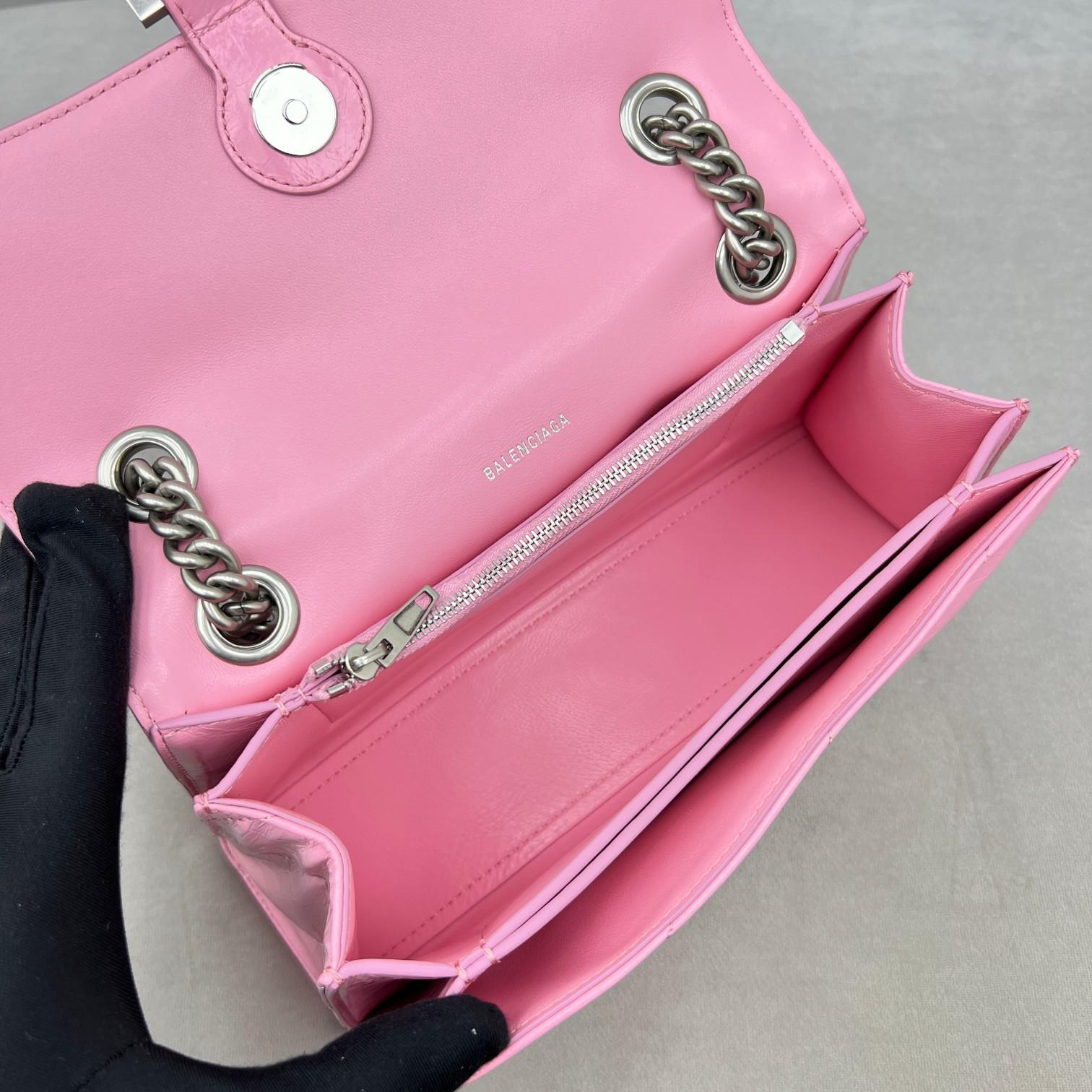 Balenciaga Damen Crush Small Chain Bag gesteppt in Rosa (25-15-9,5 cm) - EUR FASHION