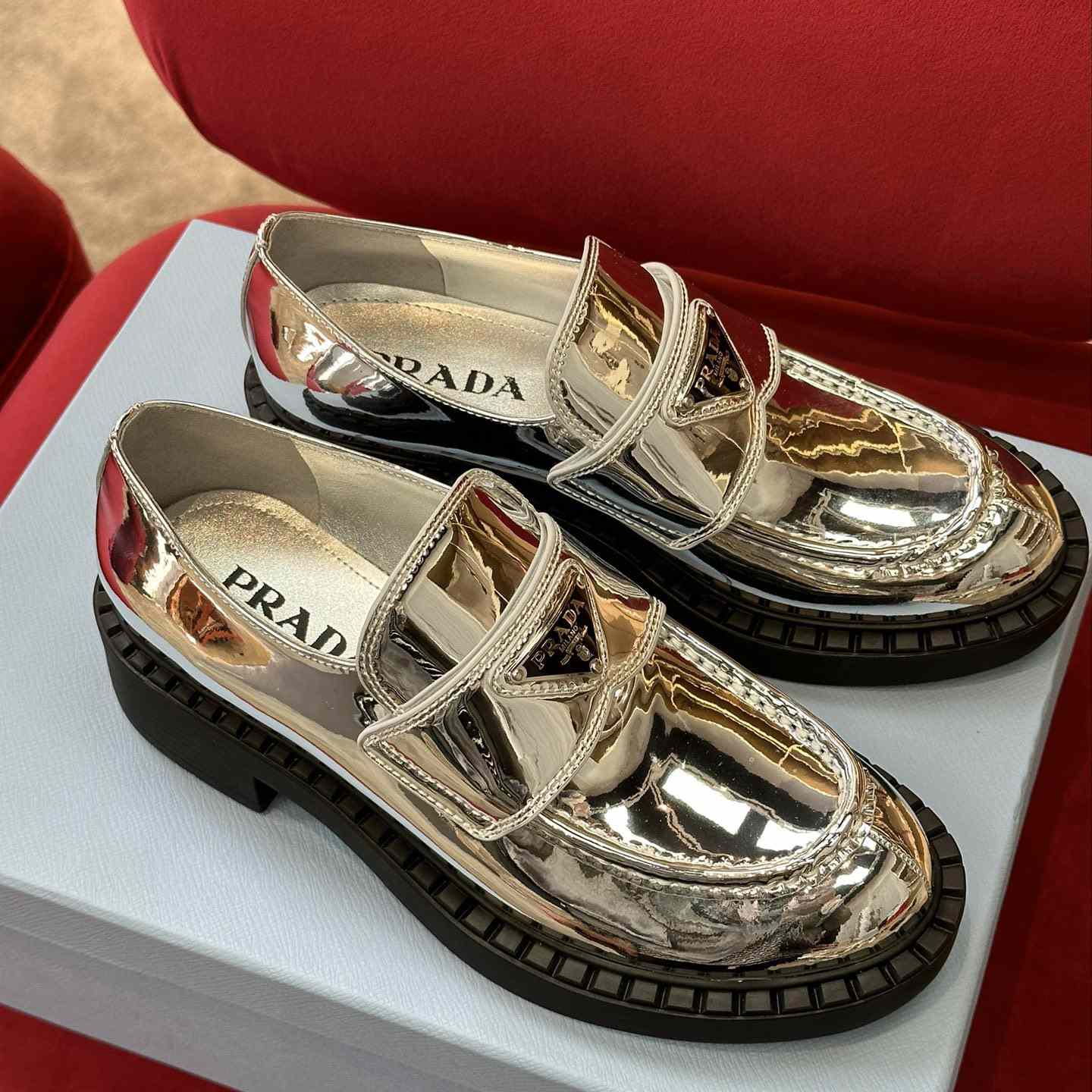 Prada-Loafer aus Metallic-Leder - EUR FASHION