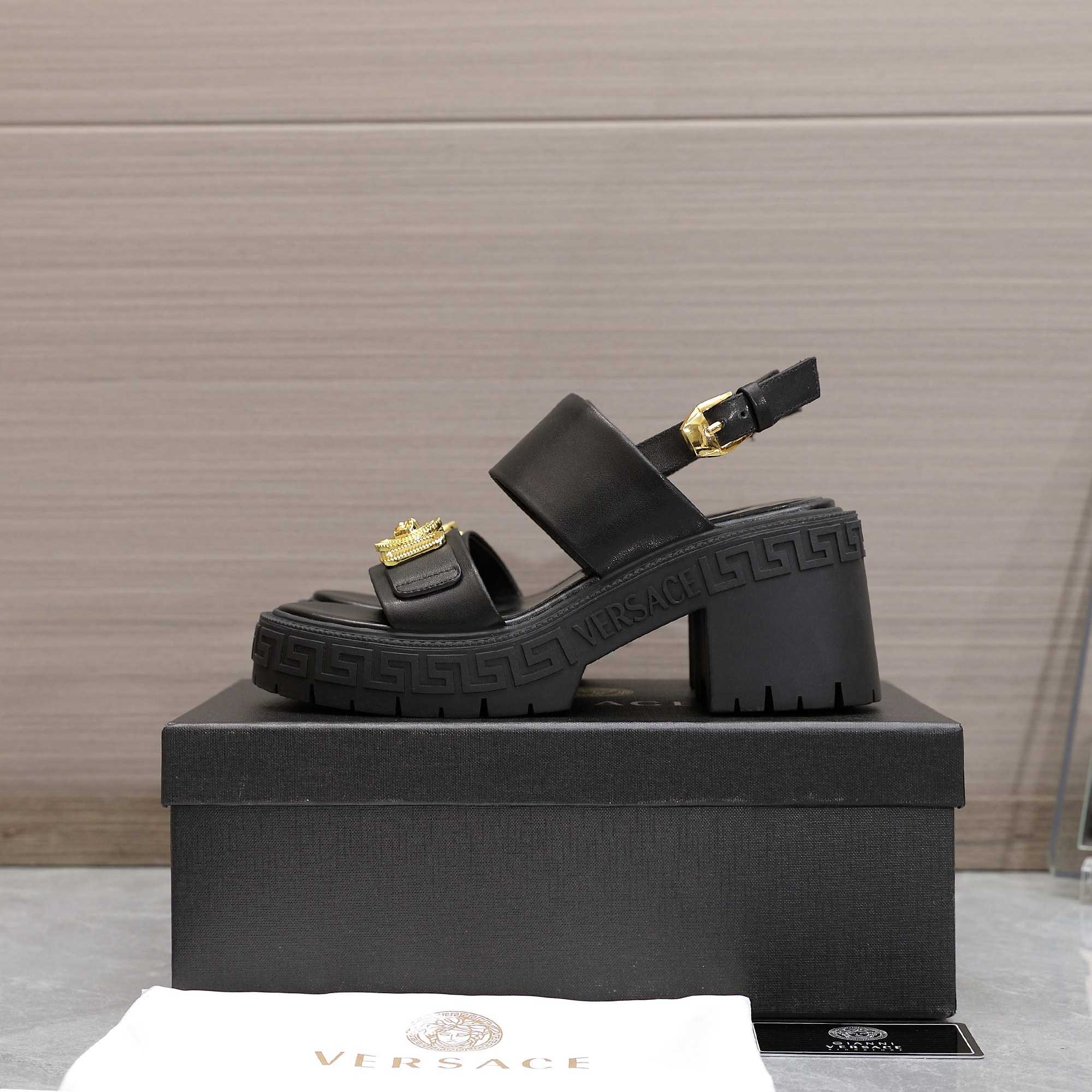 Versace Sandalen mit Medusa-Plakette - EUR FASHION