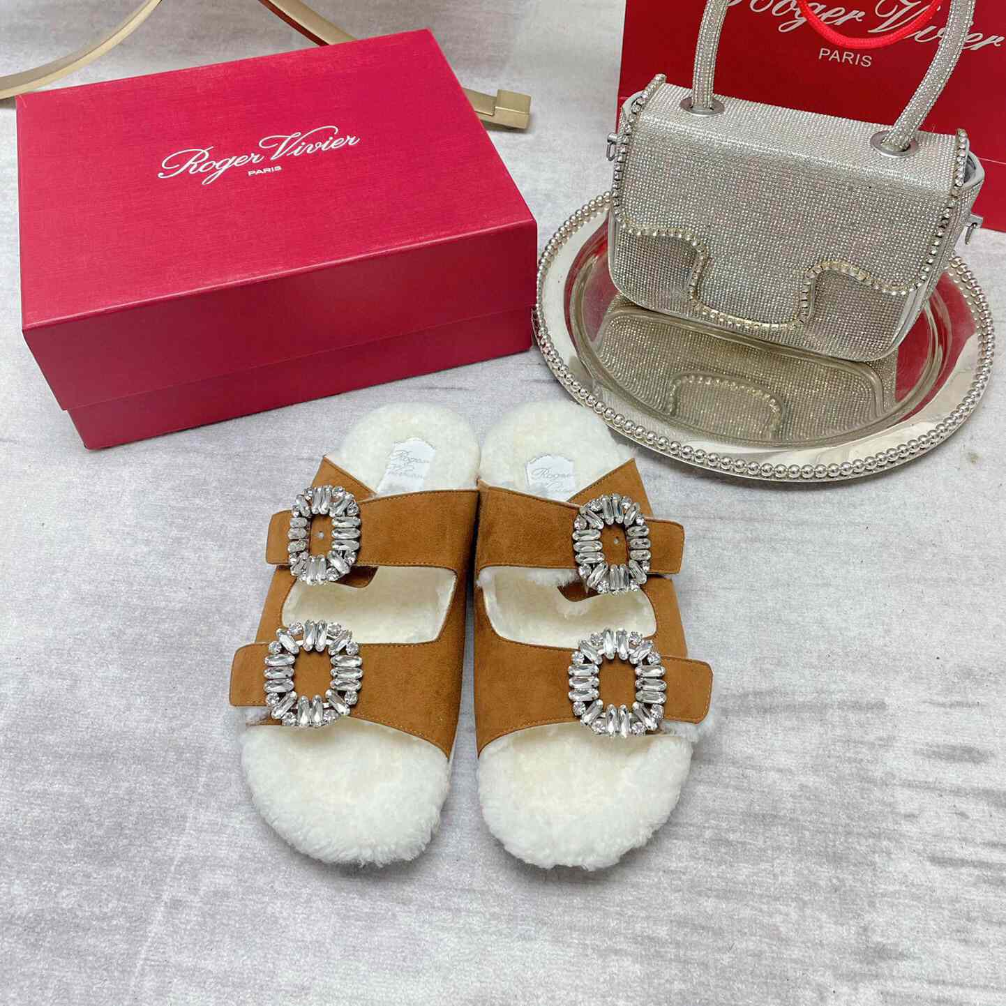 Roger Vivier Slidy Viv' Fur Strass Buckle Mukes aus Wildleder - EUR FASHION