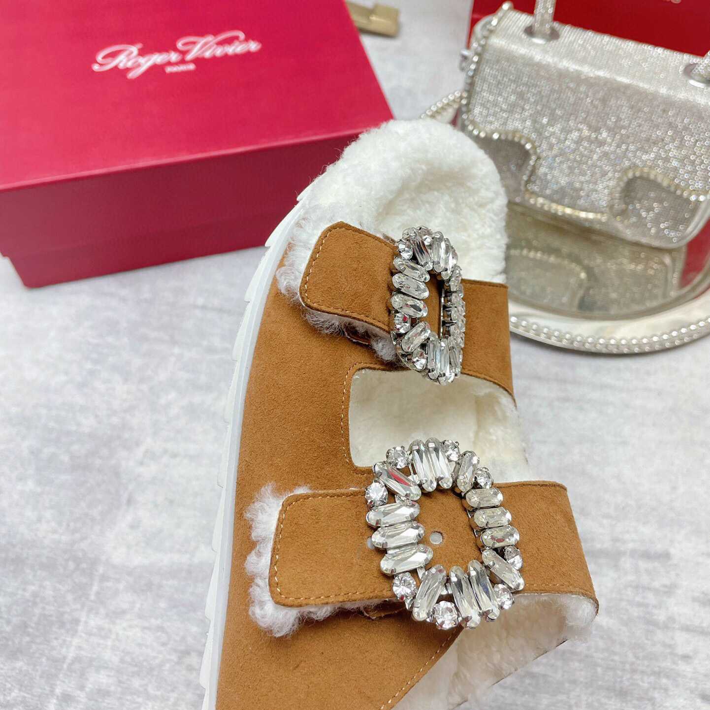 Roger Vivier Slidy Viv' Fur Strass Buckle Mukes aus Wildleder - EUR FASHION