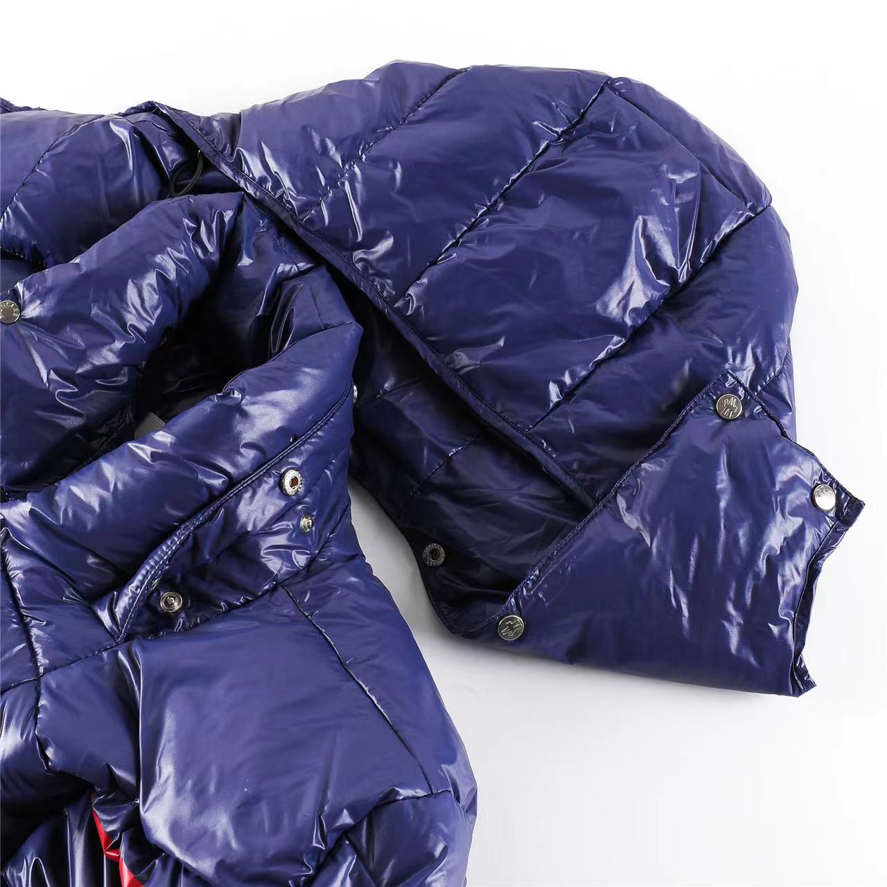 Kurze Daunenjacke mit Moncler x Valentino-Logo - EUR FASHION