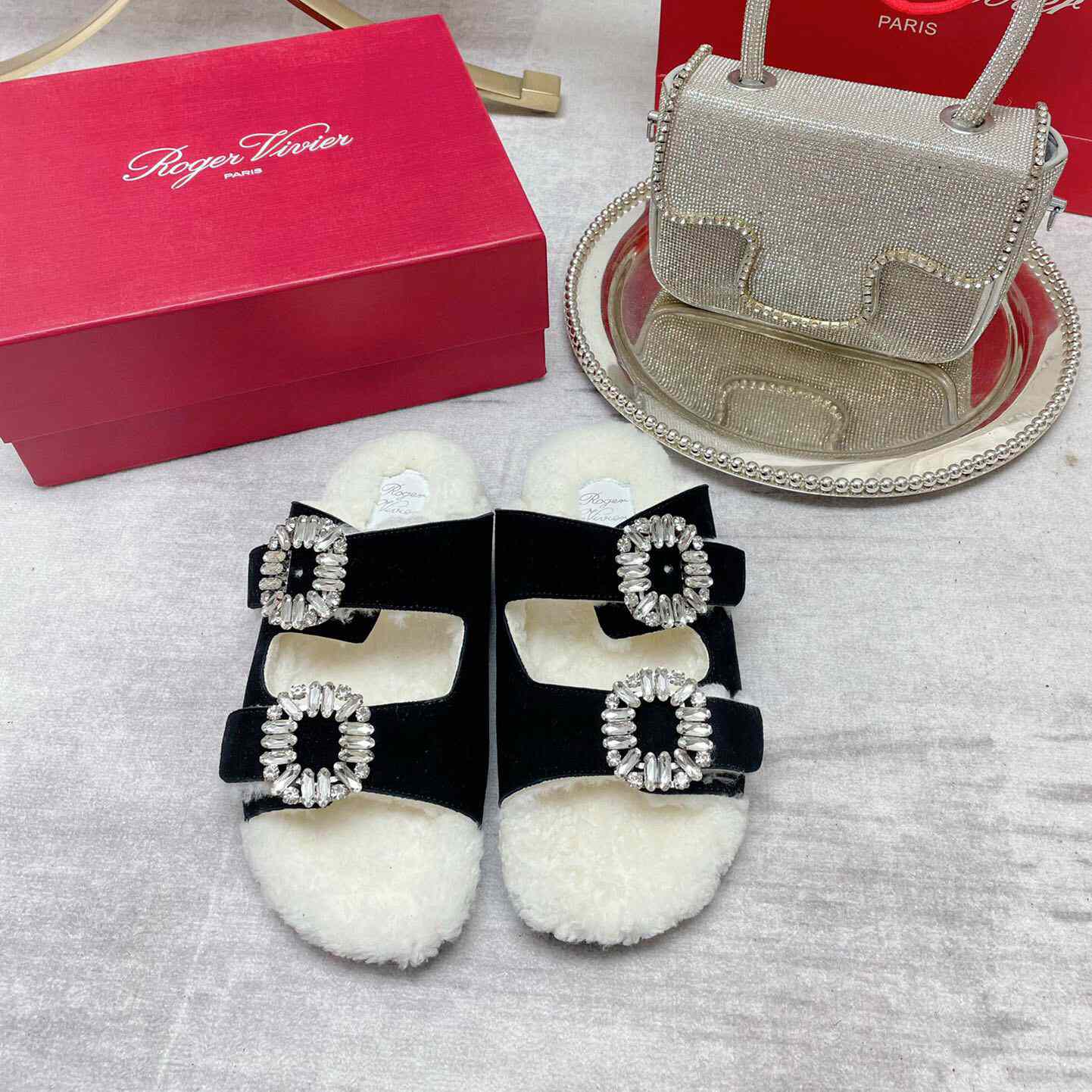 Roger Vivier Slidy Viv' Mules mit Pelz-Strass-Schnalle aus Wildleder - EUR FASHION