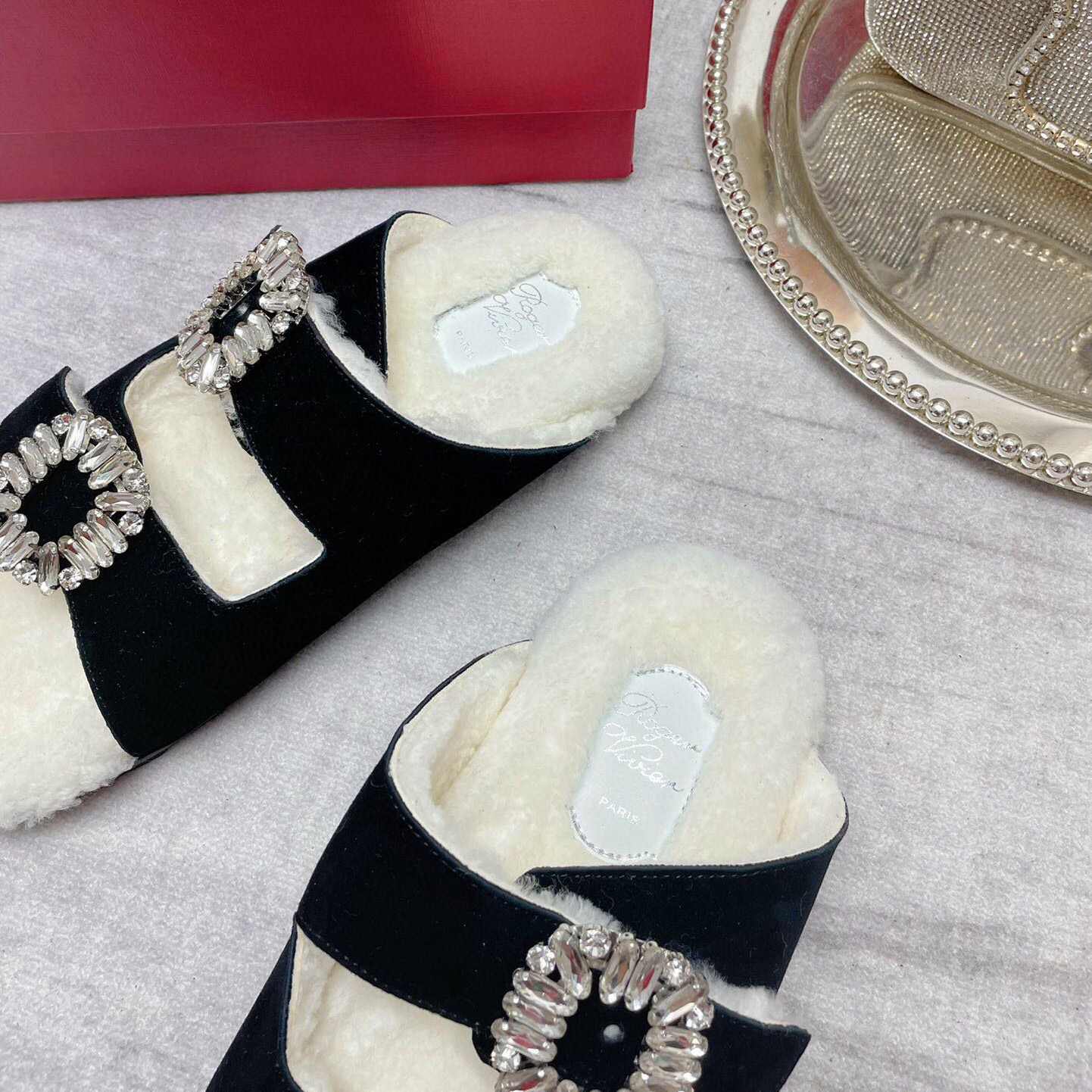 Roger Vivier Slidy Viv' Mules mit Pelz-Strass-Schnalle aus Wildleder - EUR FASHION