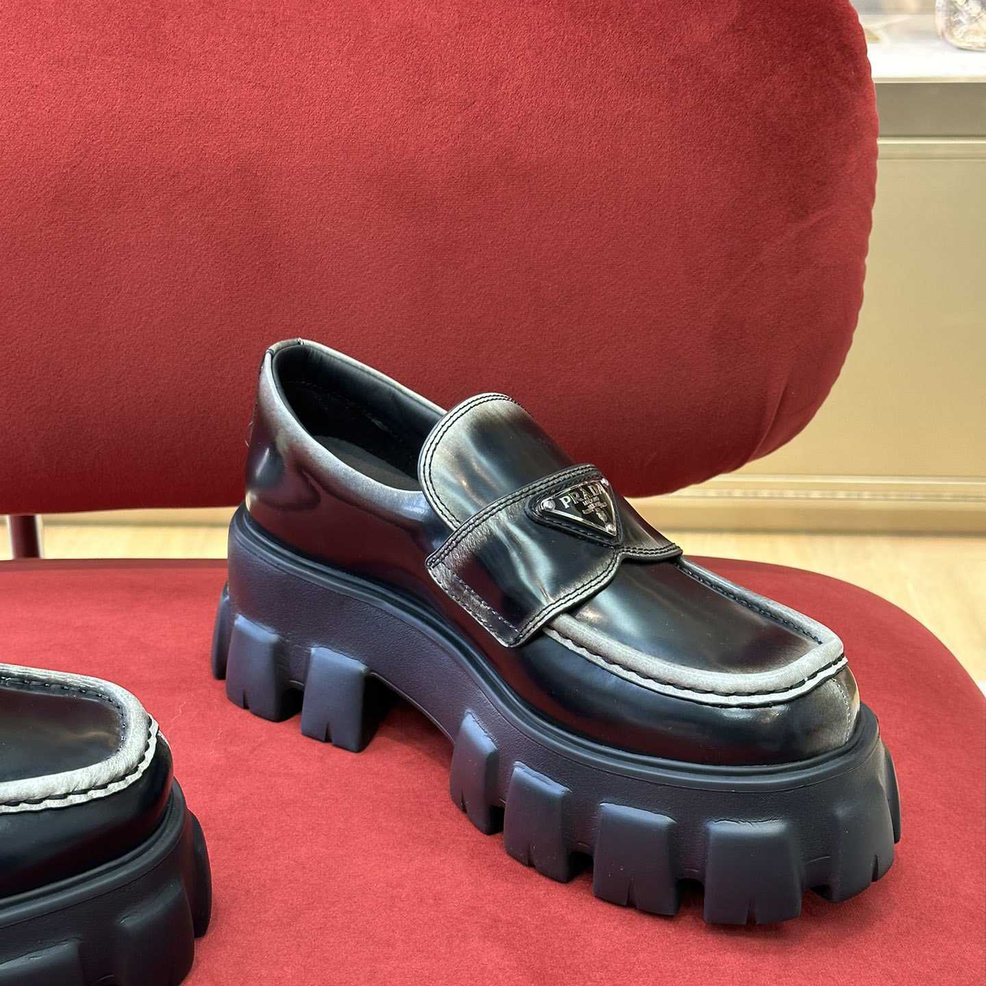 Prada Monolith-Loafer aus gebürstetem Leder - EUR FASHION