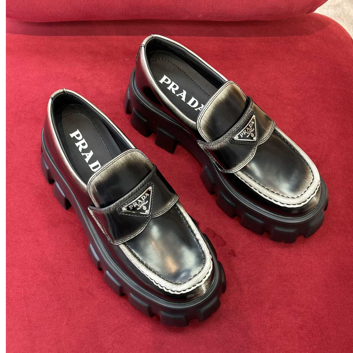 Prada Monolith-Loafer aus gebürstetem Leder - EUR FASHION