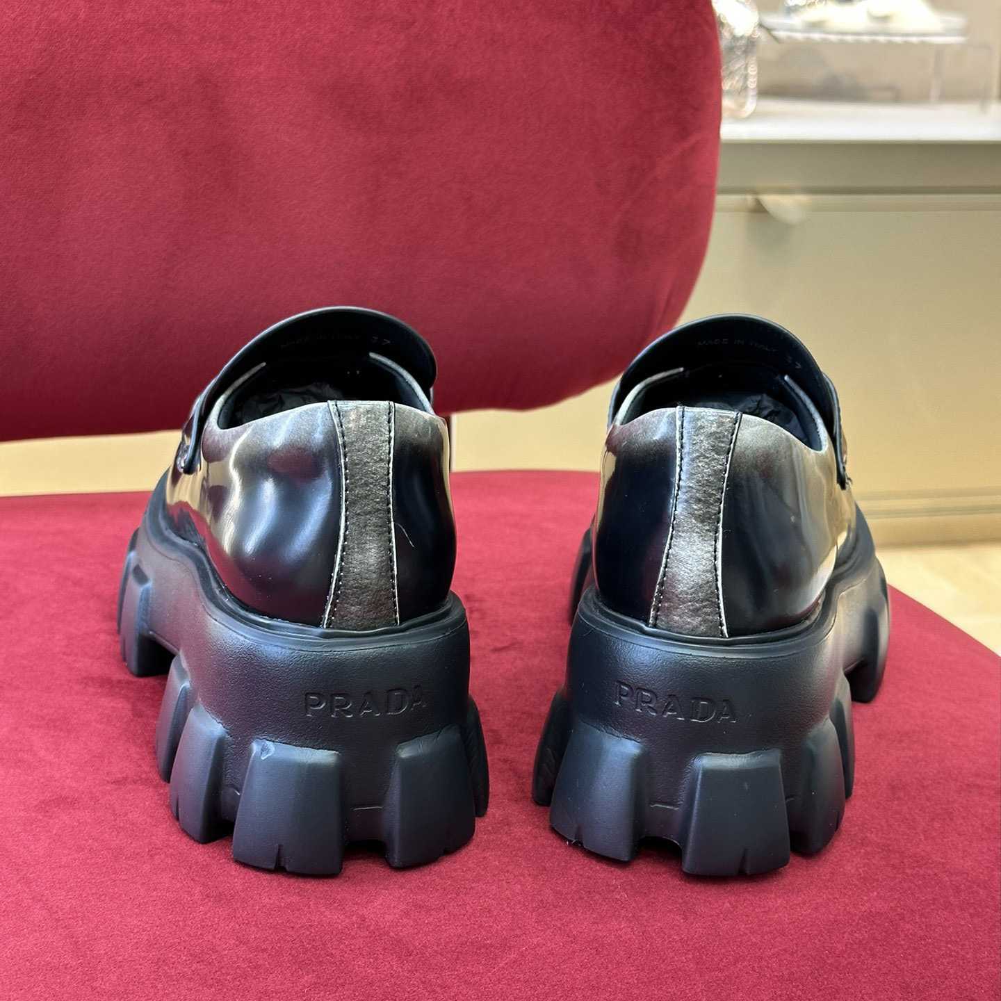 Prada Monolith-Loafer aus gebürstetem Leder - EUR FASHION