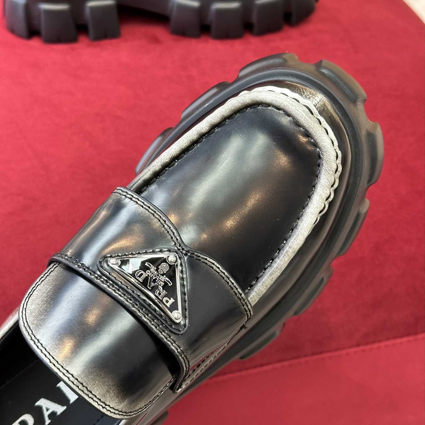 Prada Monolith-Loafer aus gebürstetem Leder - EUR FASHION