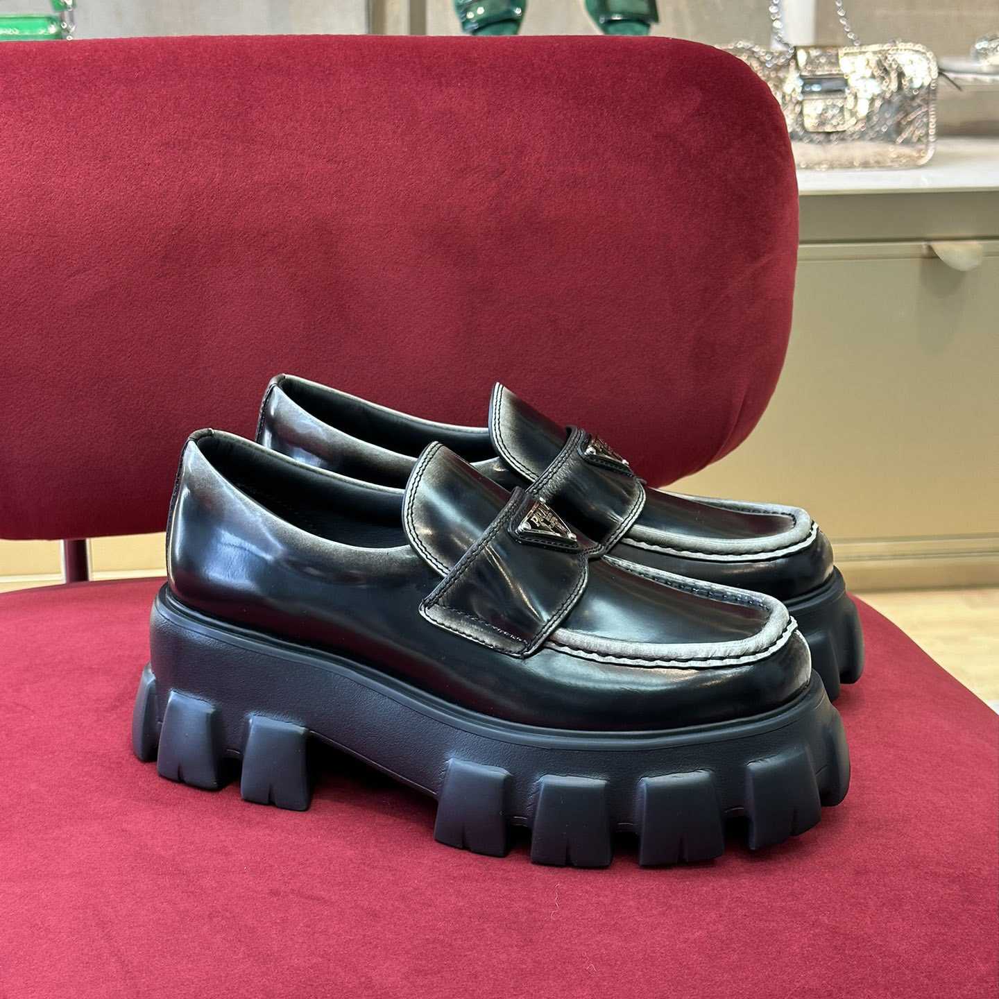 Prada Monolith-Loafer aus gebürstetem Leder - EUR FASHION