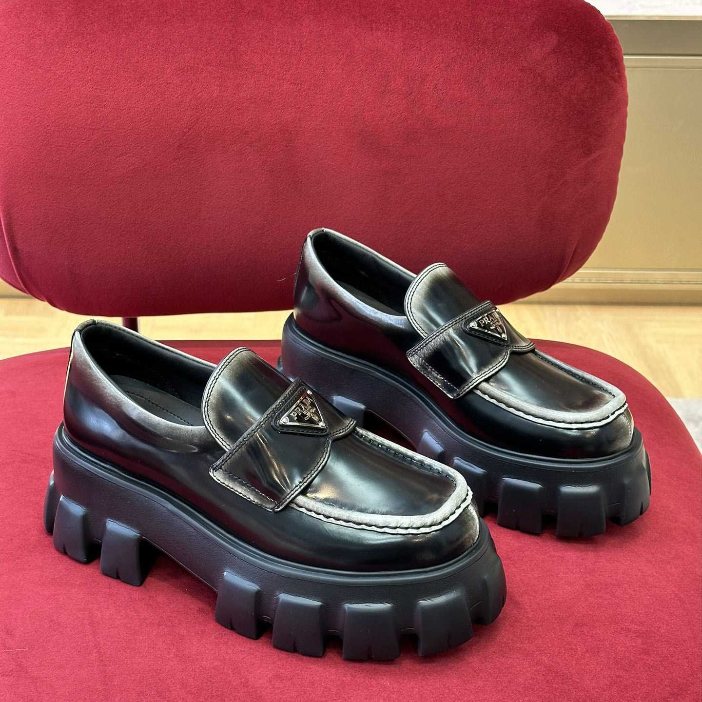 Prada Monolith-Loafer aus gebürstetem Leder - EUR FASHION