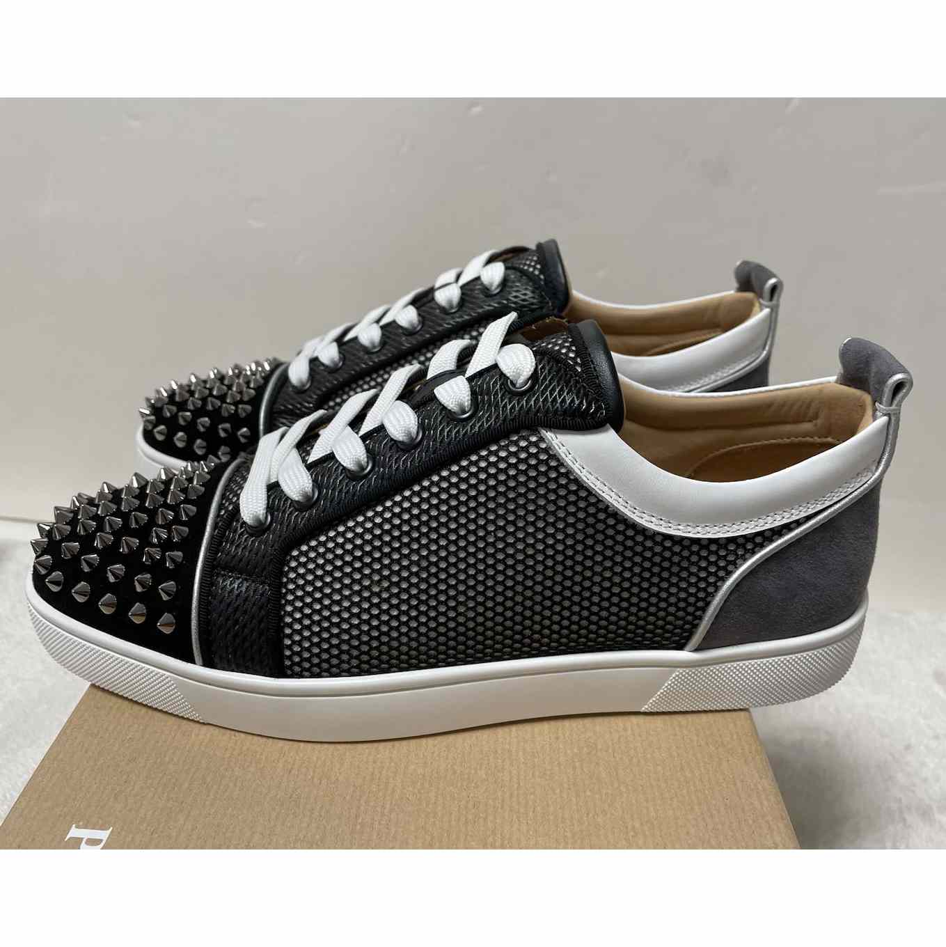 Christian Louboutin Louis Junior Spikes Sneakers aus Mesh und Leder mit Wildlederbesatz - EUR FASHION