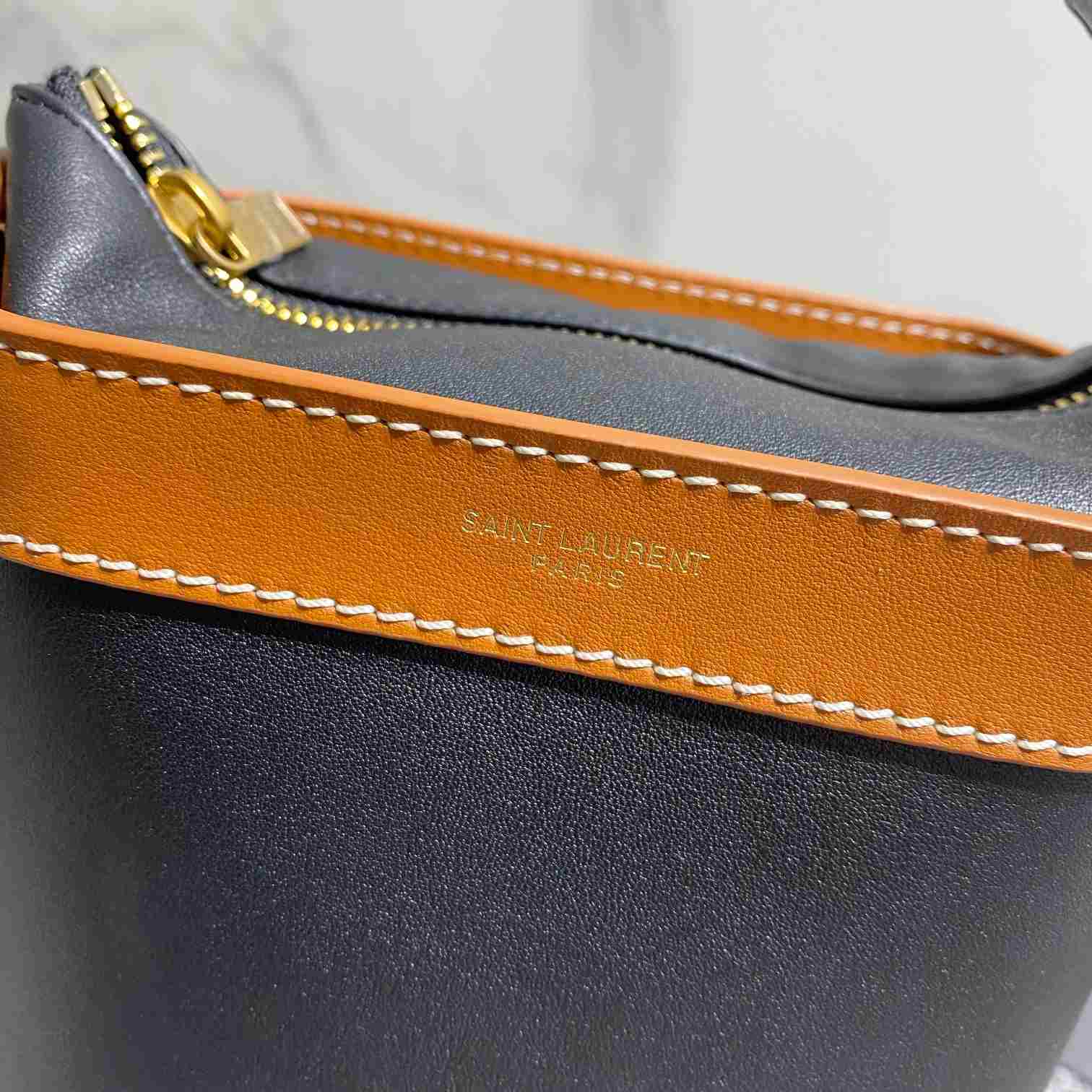 Saint Laurent Apile Bucket Umhängetasche aus Glattleder - EUR FASHION