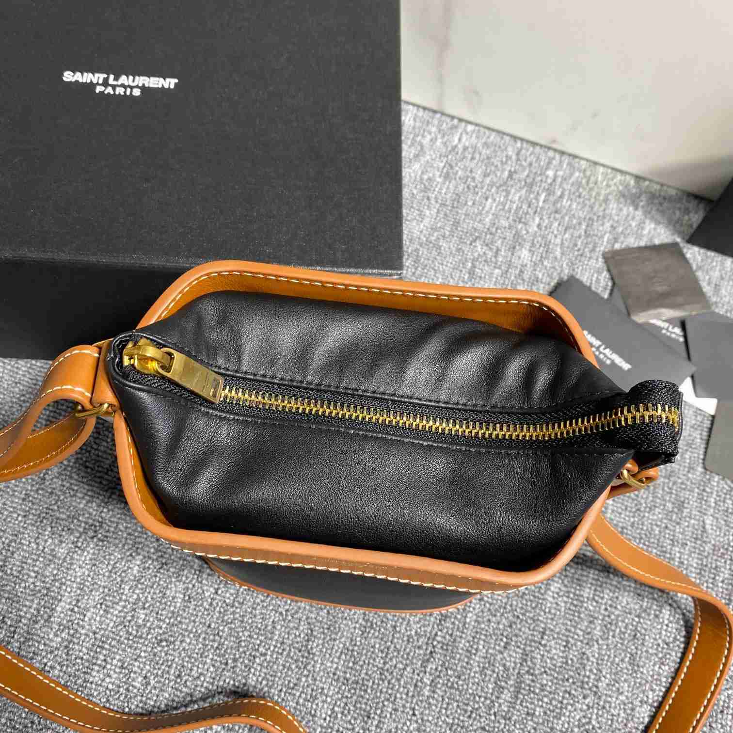 Saint Laurent Apile Bucket Umhängetasche aus Glattleder - EUR FASHION